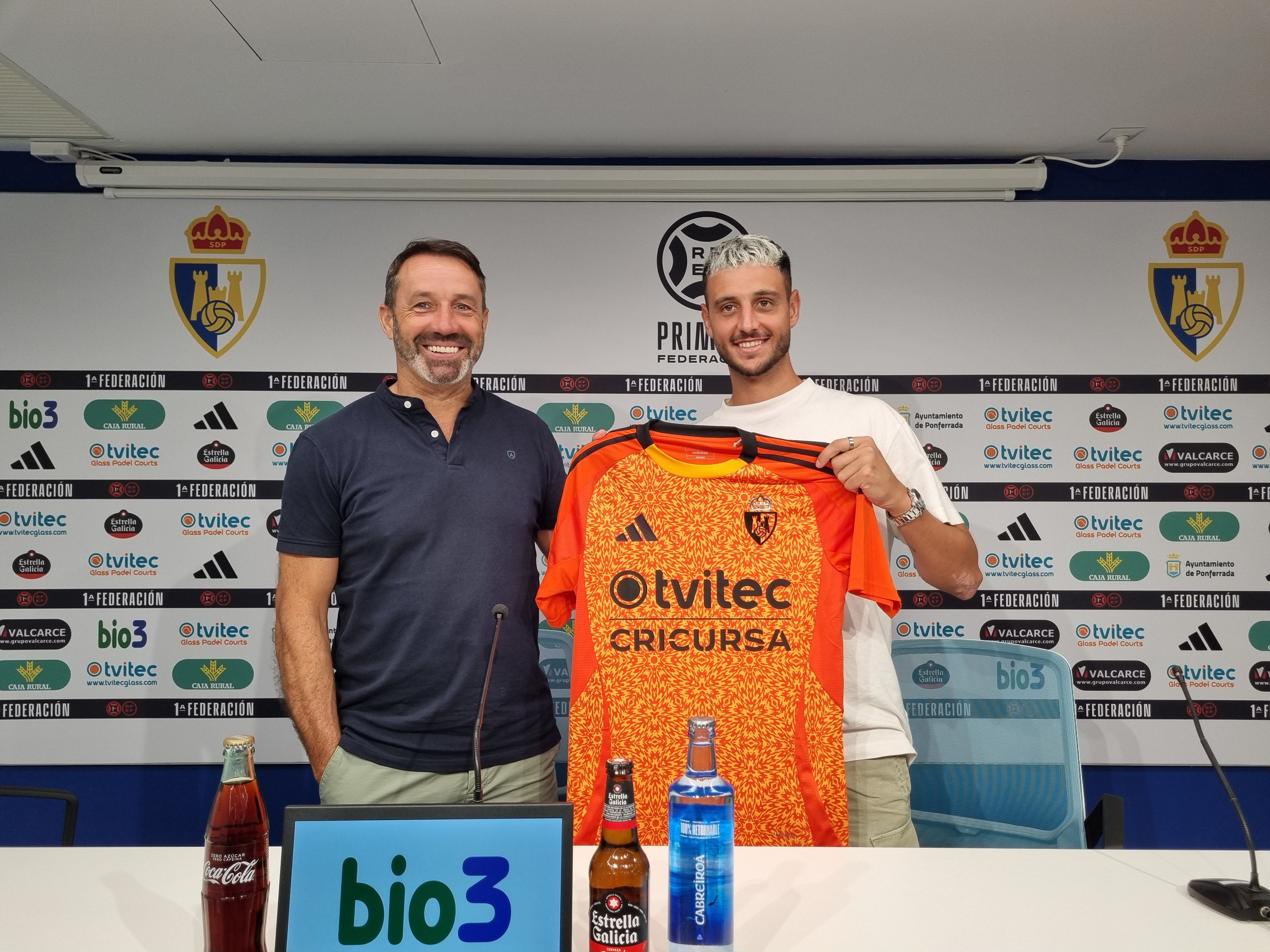 Vicente Esquerdo durante su presentación con la Ponferradina junto a José Sietes | RAÚL FERNÁNDEZ