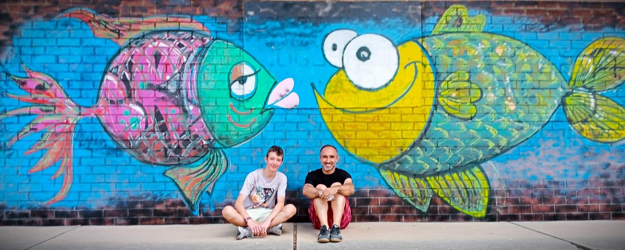 Gabriel y Carlos junto a 'Peces', el nuevo mural del Parque de la Tolerancia de La Palomera. | L.N.C.