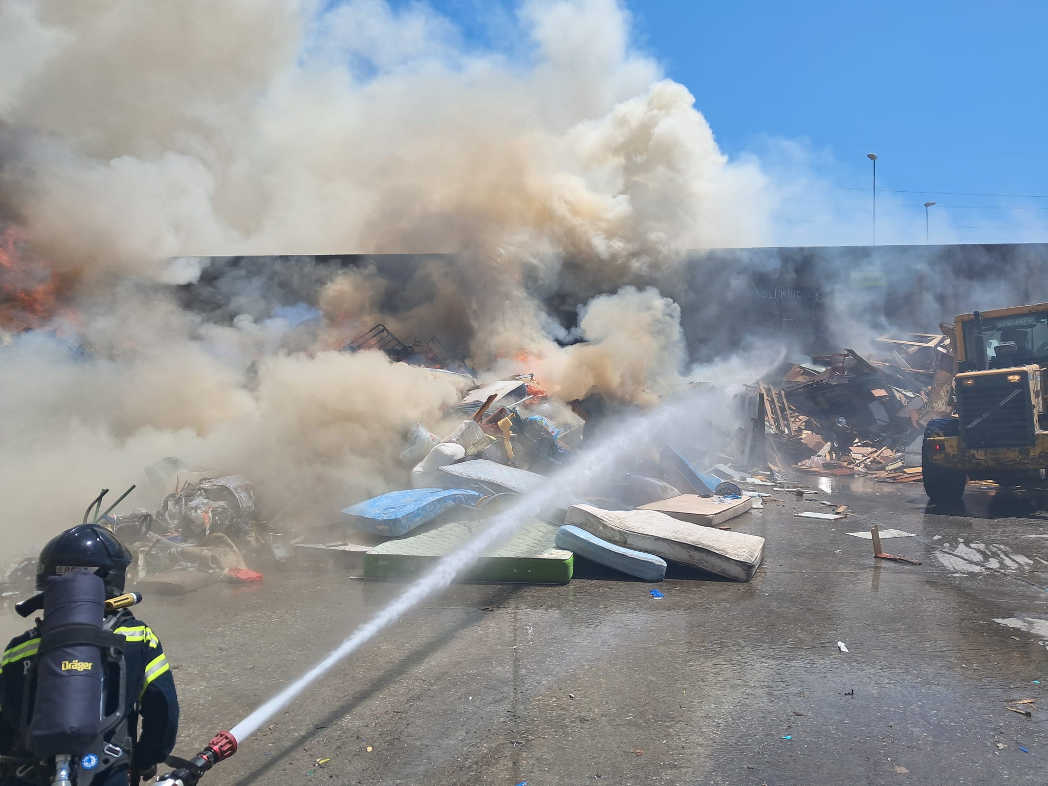 Momentos de la extinción, que sigue activa. | BOMBEROS