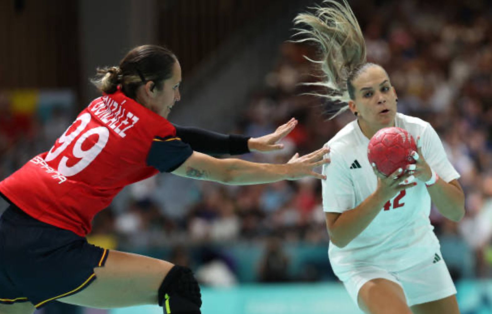 Mireya González trata de defender a una jugadora de Hungría durante el partido de ayer. | IHF