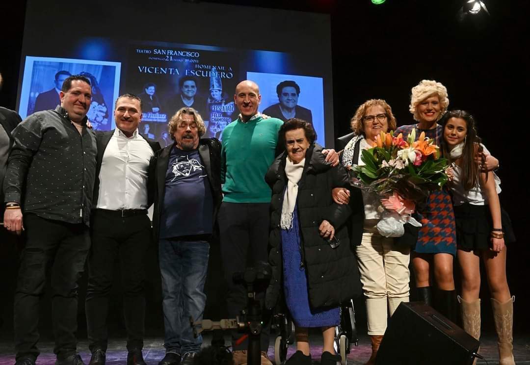 Vicenta Escudero, con su familia y algunos de los participantes en el homenaje que su nieto le organizó el pasado mes de enero. |LNC