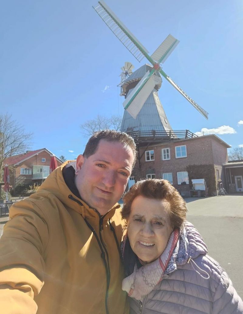 Juan López, junto a su abuela, Vicenta Escudero. | LNC