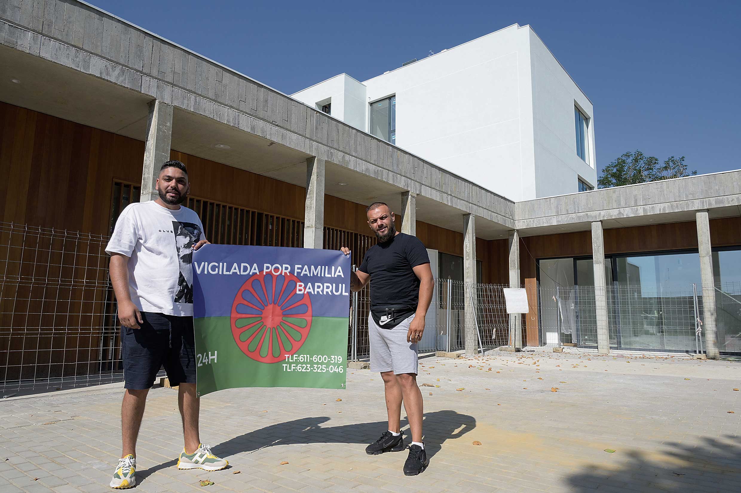 Roldán y Antonio posan junto a una de las obras que vigilan actualmente en el barrio de La Inmaculada. | MAURICIO PEÑA