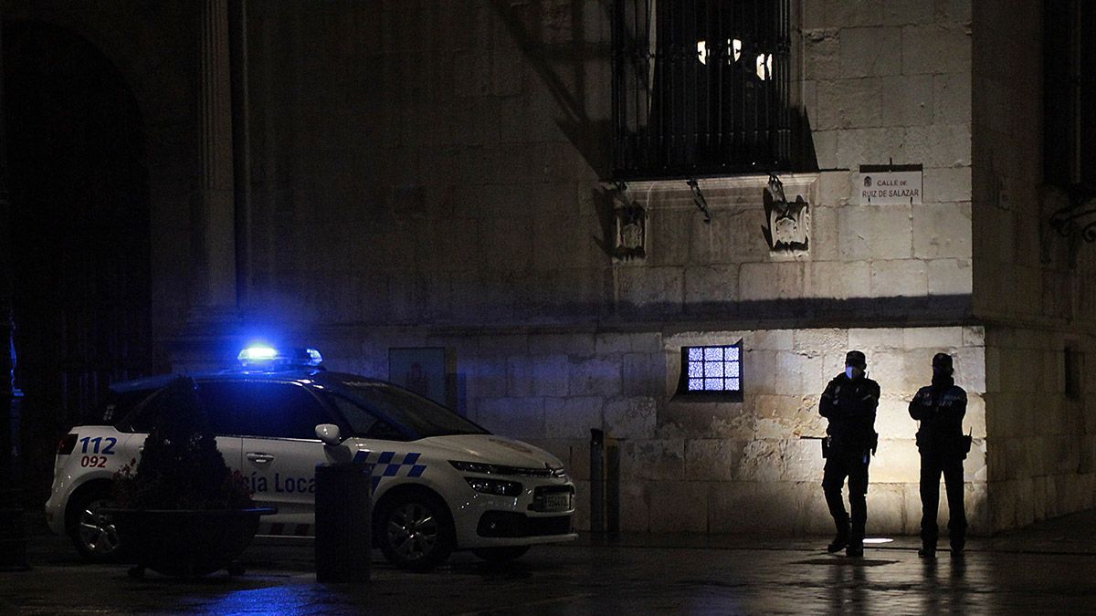 Imagen de archivo de la Policía Local de León en una patrulla nocturna. | L.N.C.