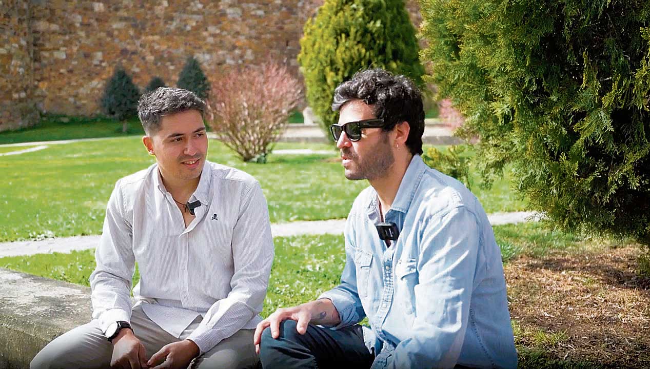 El concejal de Juventud, Borja González, y el cantante de Taburte Willy Bárcenas durante el programa ‘Sintonía Joven’.  LNC