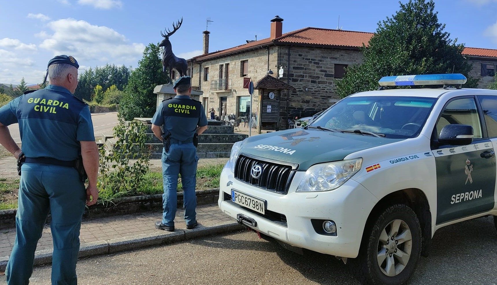 Una unidad del Seprona en la localidad zamorana de Villardeciervos. | L.N.C.