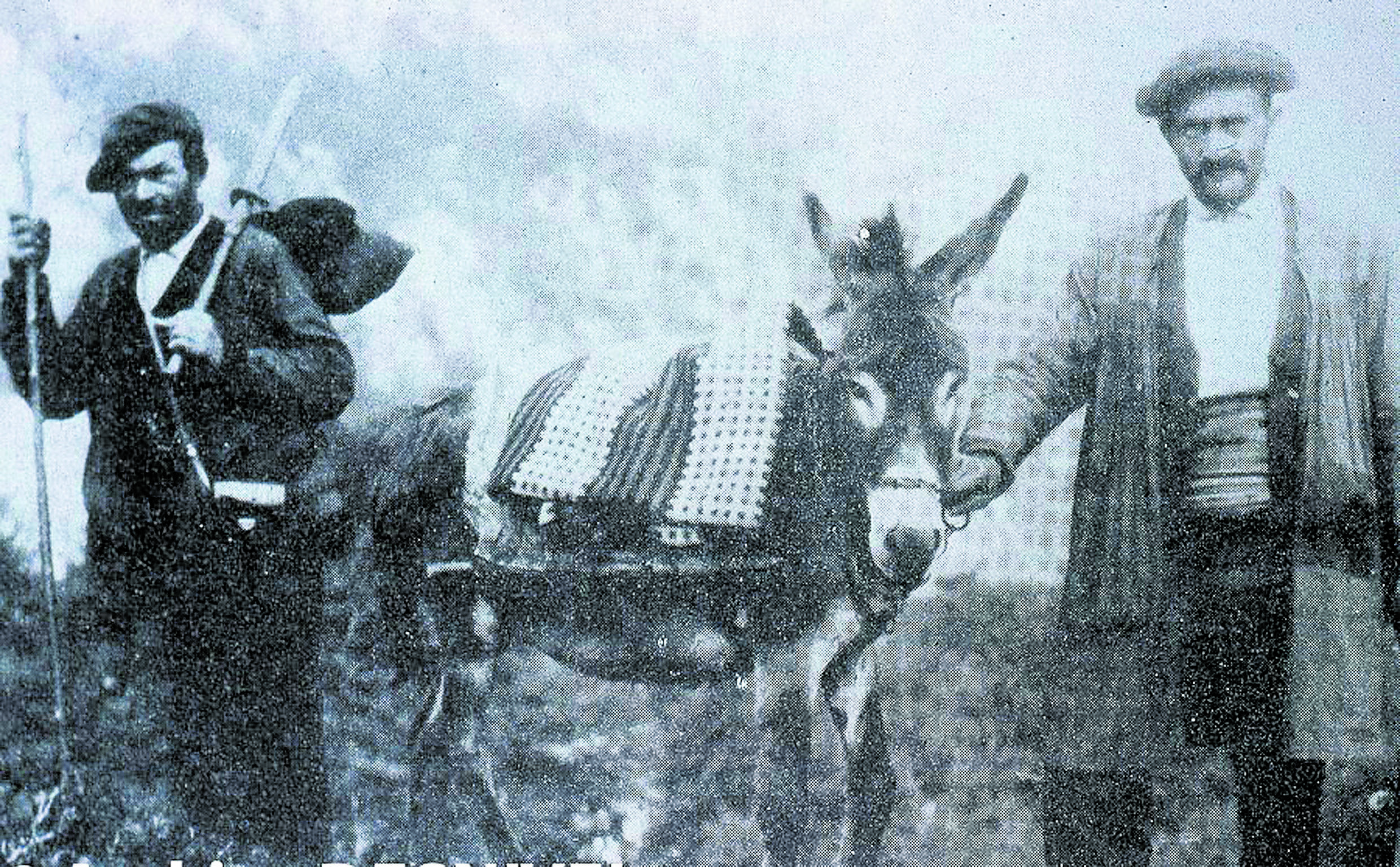 Gregorio Pérez Demaría, El Cainejo (a la izquierda) con un compañero pastor en el inicio de una de sus ascensiones por Picos. | REVISTA DESNIVEL