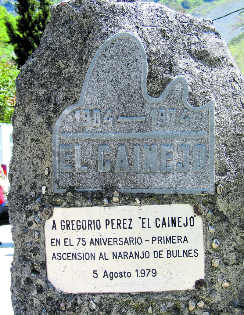 La placa que recuerda el 75 aniversario de la ascensión al Naranjo. | 'CIENTOS Y PICOS'