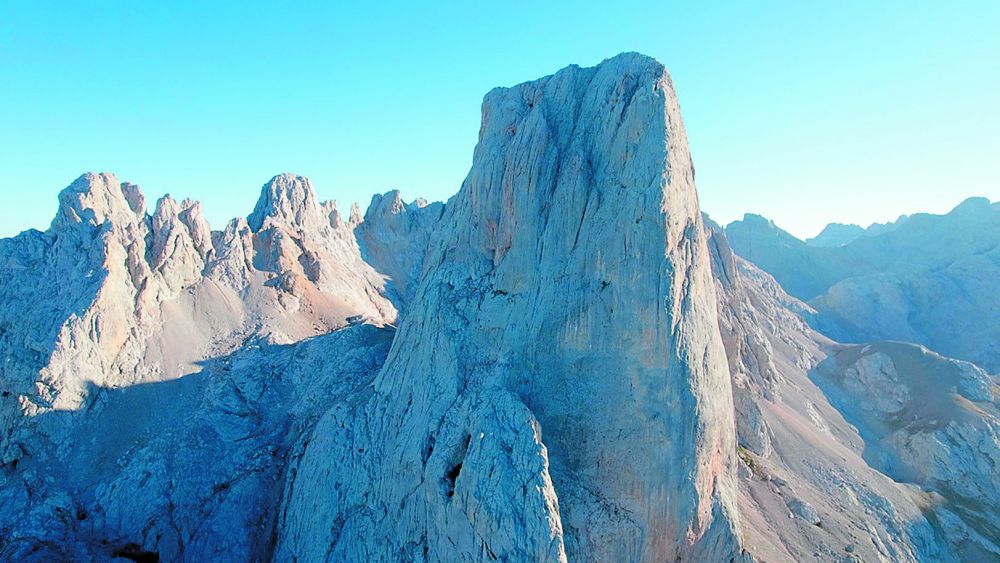 La cara norte del Naranjo de Bulnes, una leyenda de la montaña y cuya primera ascensión hace 120 años se conmemora estos días. | ISIDORO RODRÍGUEZ CUBILLAS