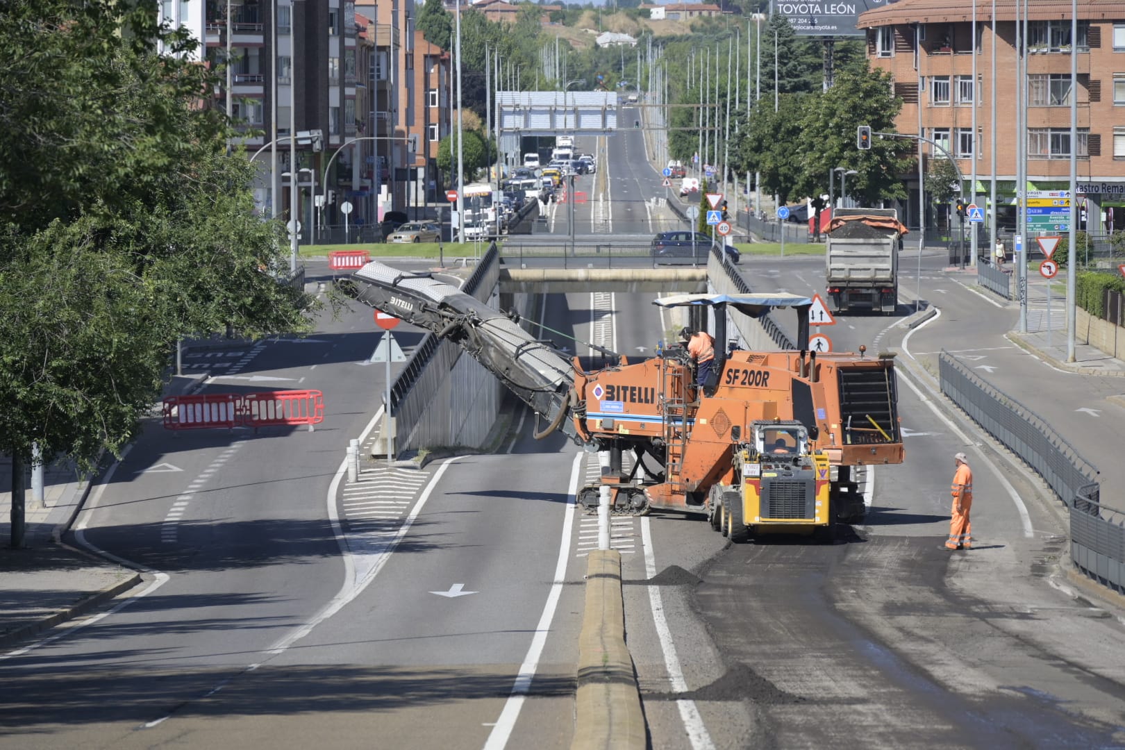 Obras de asfaltado entre la Plaza de Toros y el cruce de Michaisa. | MAURICIO PEÑA