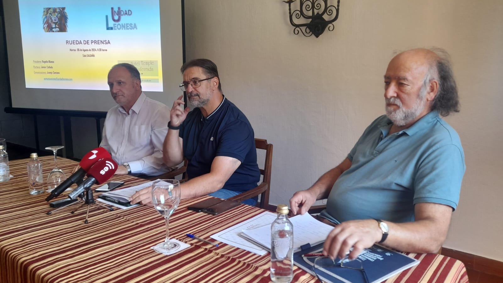 Promotores de Unidad Leonesa dando a conocer su proyecto en Ponferrada, en una imagen de archivo. | MAR IGLESIAS