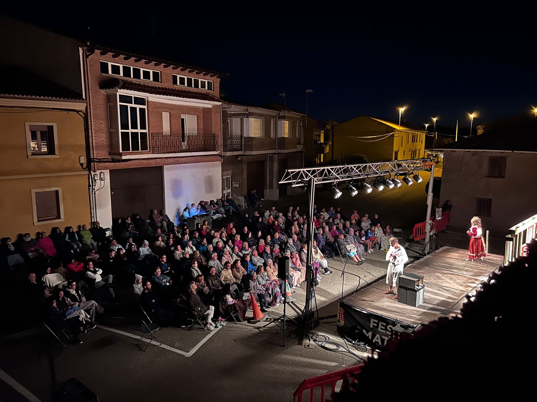 El público en esta edición del festival de teatro amateur de Onzonilla y una escena de ‘Volpone’. | L.N.C.