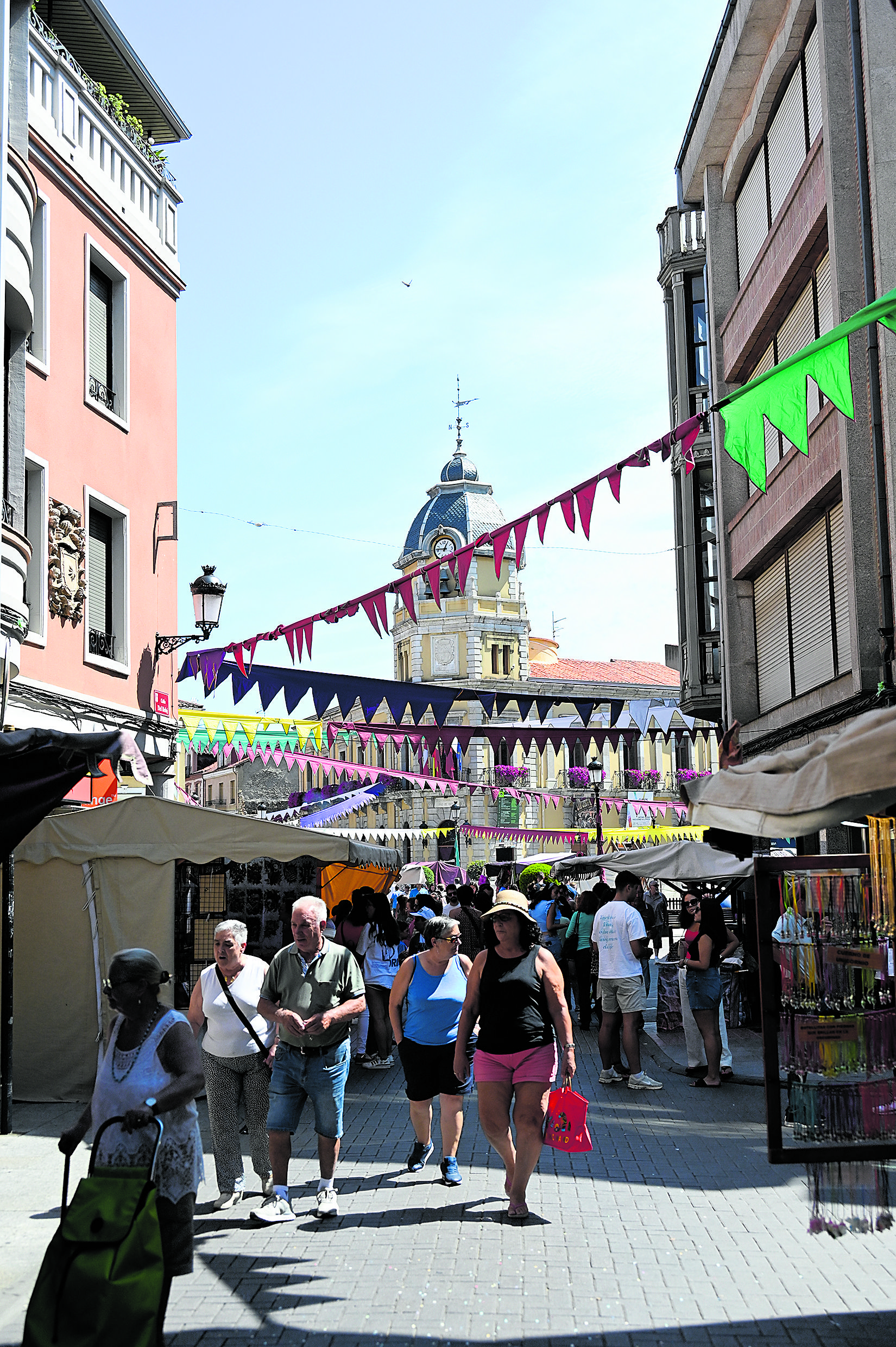 Los vecinos pasearon por la feria en la apertura de las fiestas de La Bañeza | SAÚL ARÉN