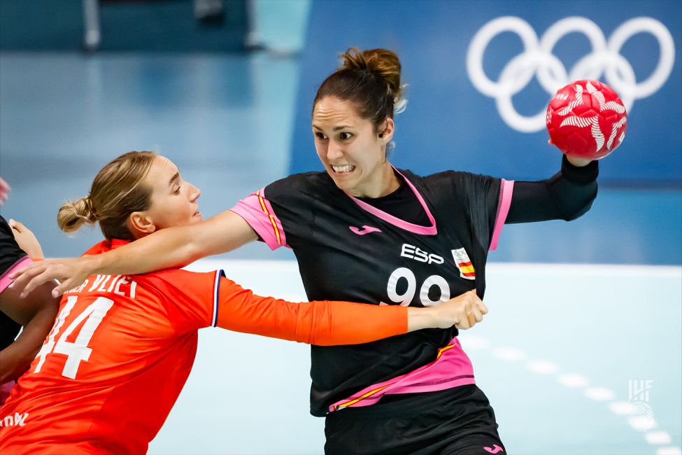 Mireya González lanza a portería durante uno de los partidos disputados en los Juegos Olímpicos. | IHF