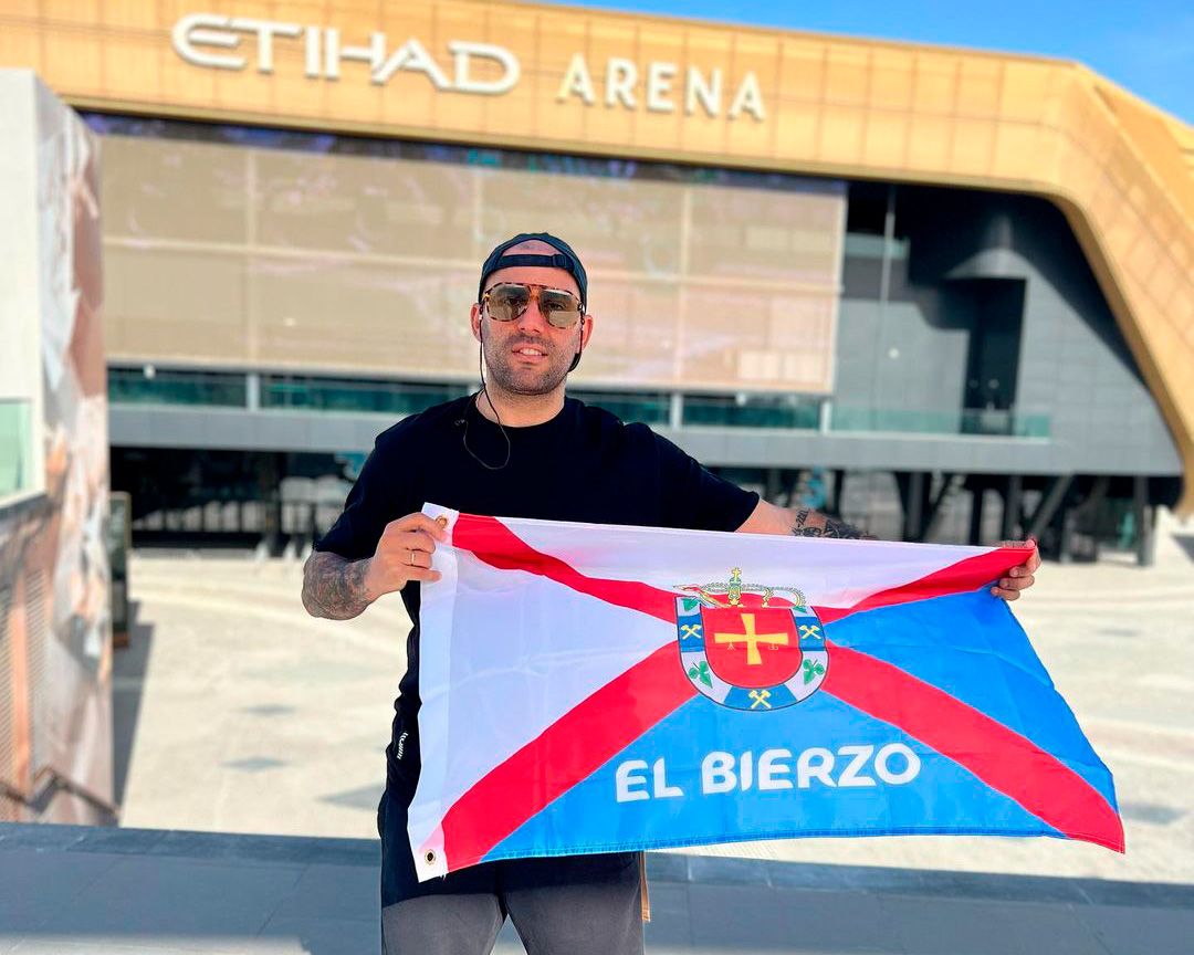 Diego presumiendo de la bandera del Bierzo en uno de sus viajes deportivos.