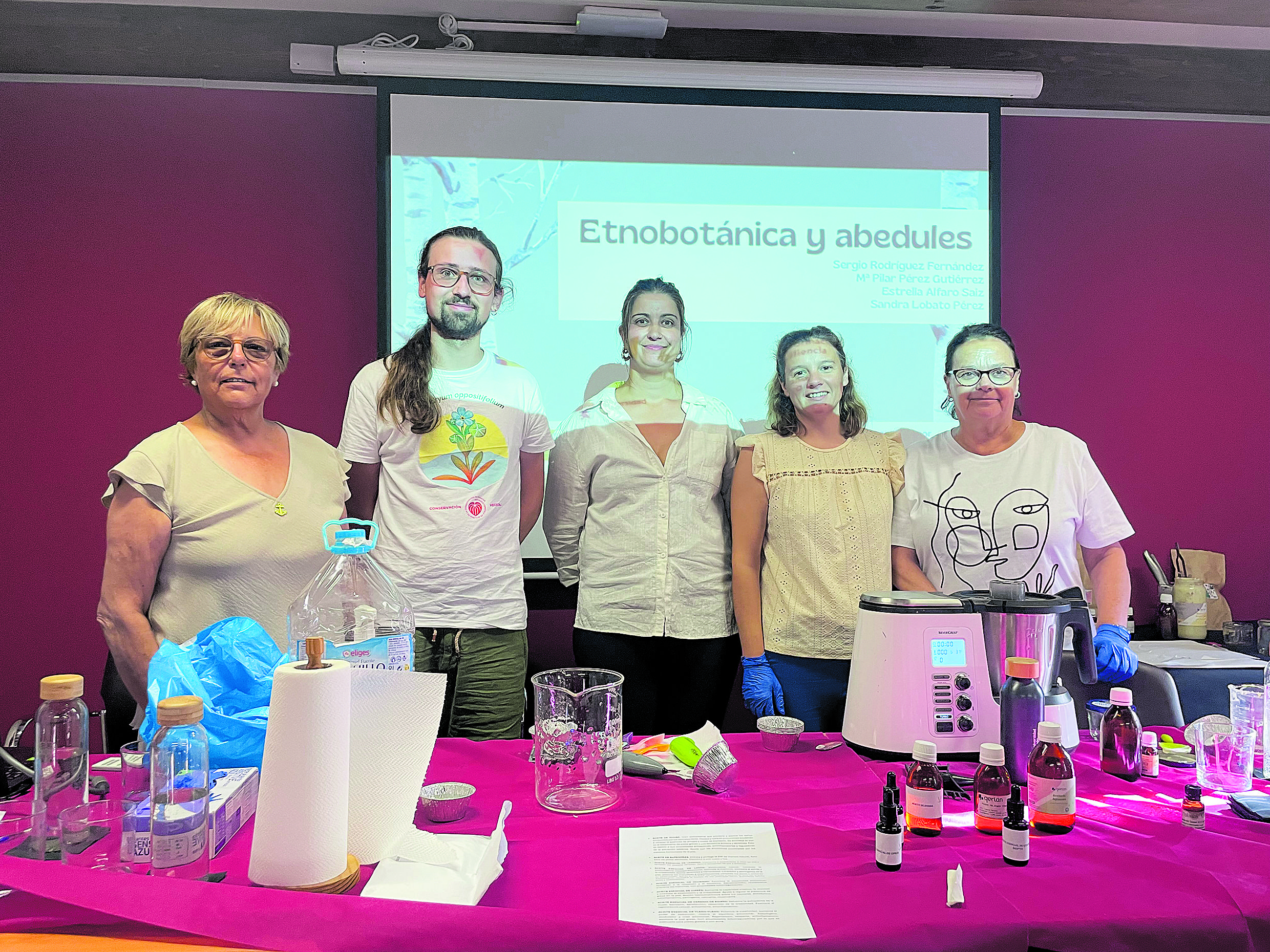 Ponentes del taller junto a la alcaldesa de Murias, Mari Carmen Mallo. | L.N.C.