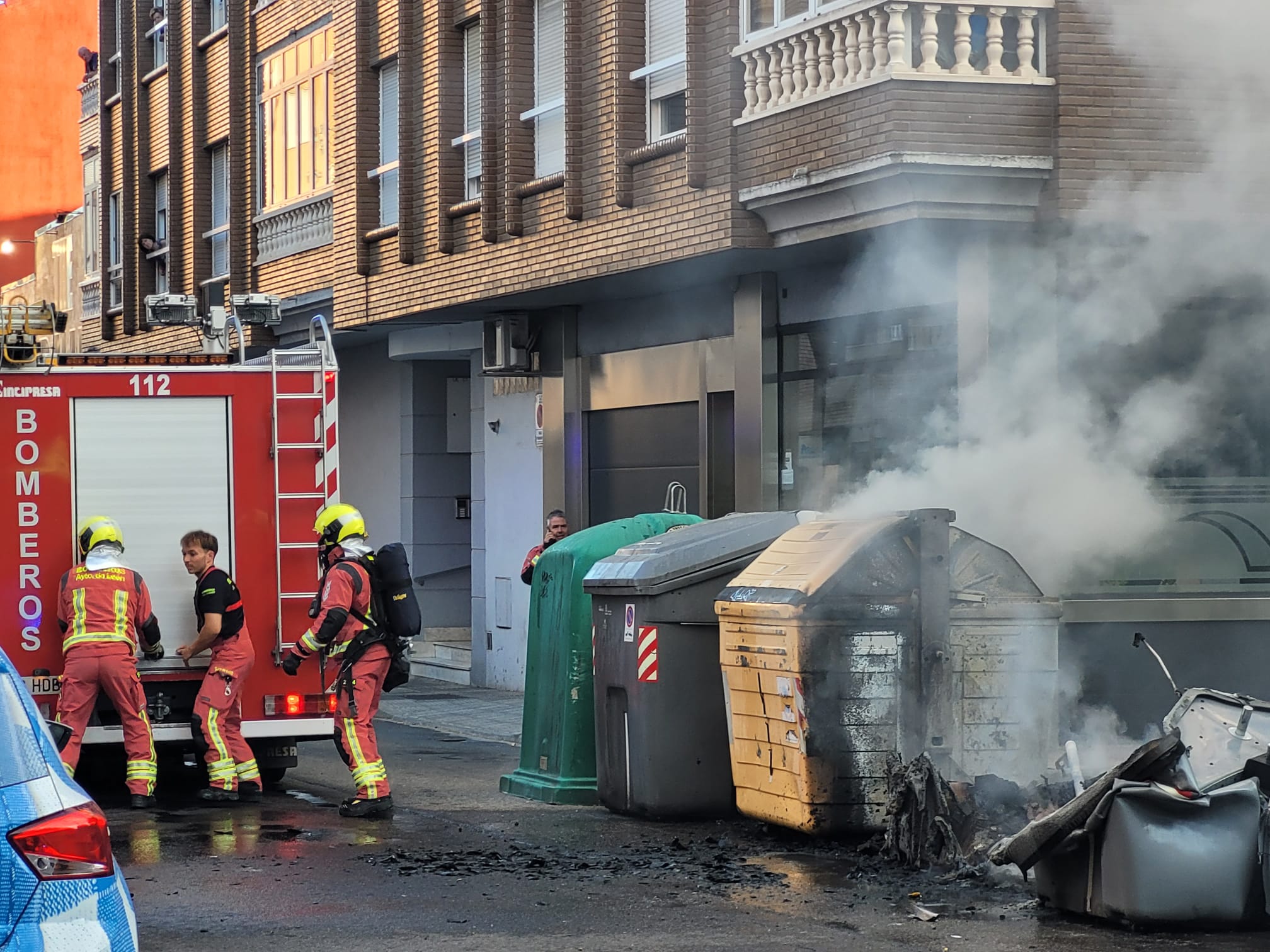 Incendio de contenedores en el barrio de La Palomera de León. | MARÍA JESÚS FERÁNDEZ