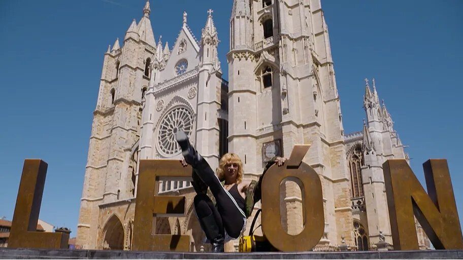 Samantha Hudson, a los pies de la Catedral de León en el programa Viajeros Cuatro. | VIAJEROS CUATRO