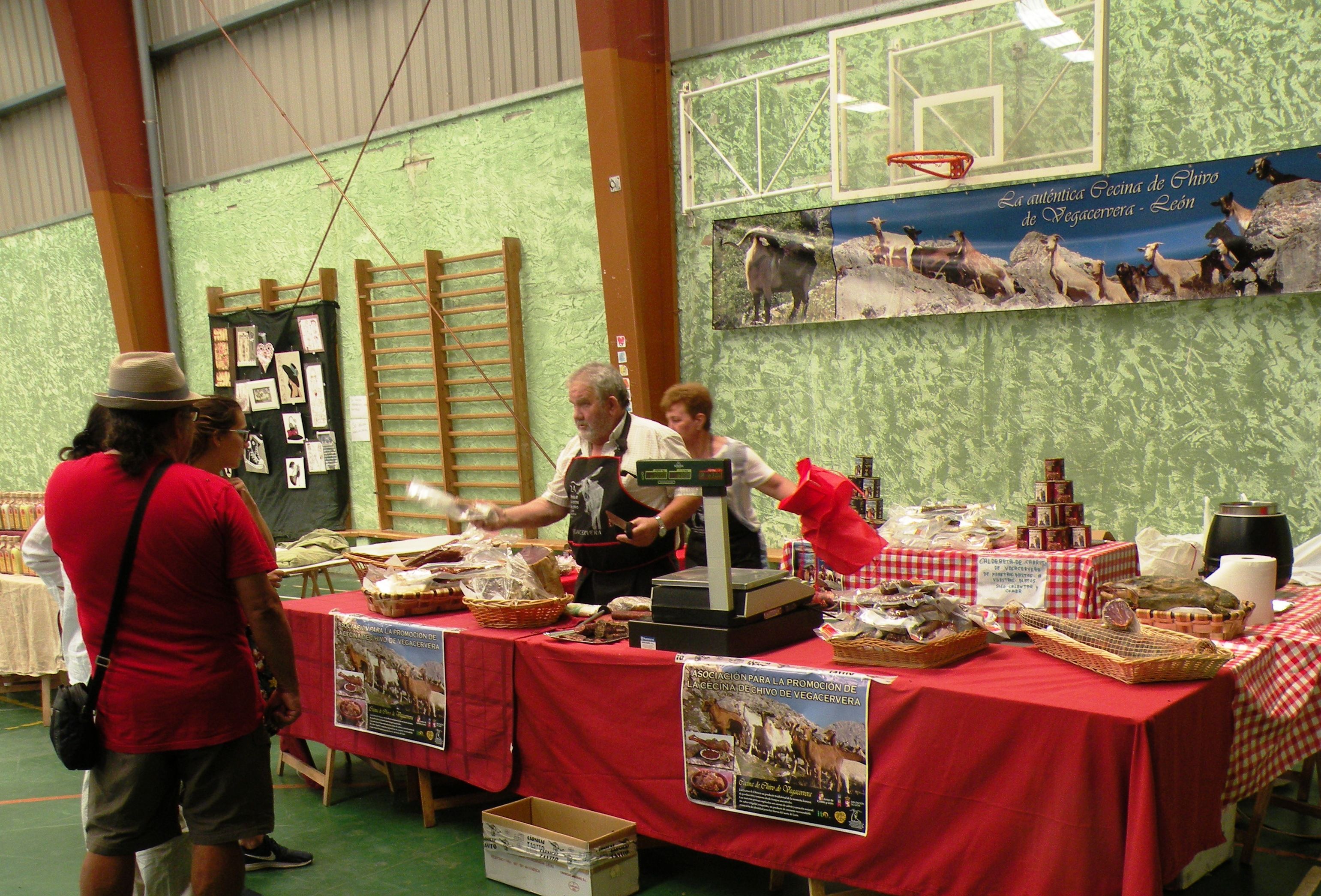 Edición tras edición, esta muestra alberga en el pabellón municipal un pequeño mercado artesano. | E. NIÑO