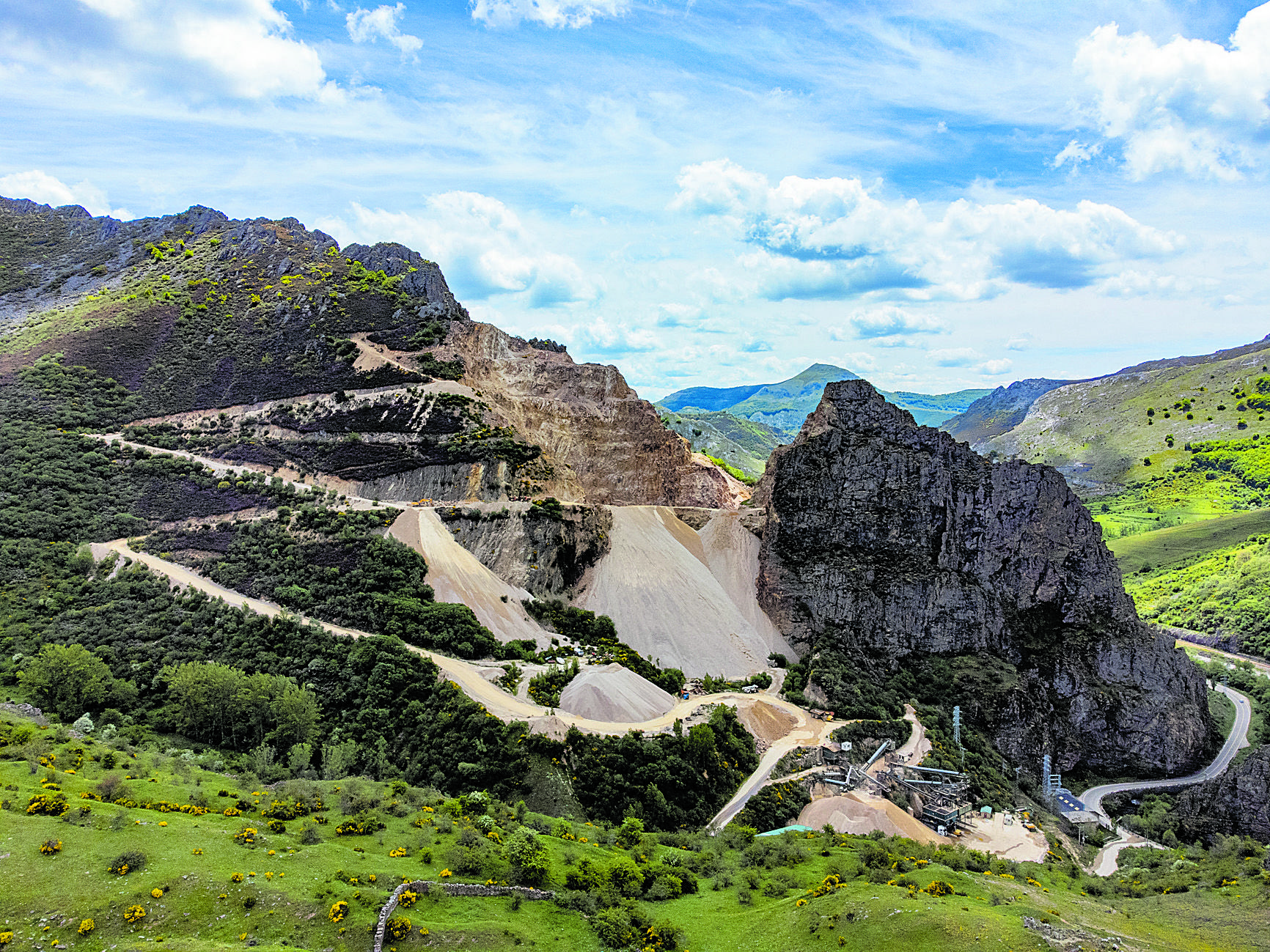 Vista de la cantera desde la collada. | Vicente García