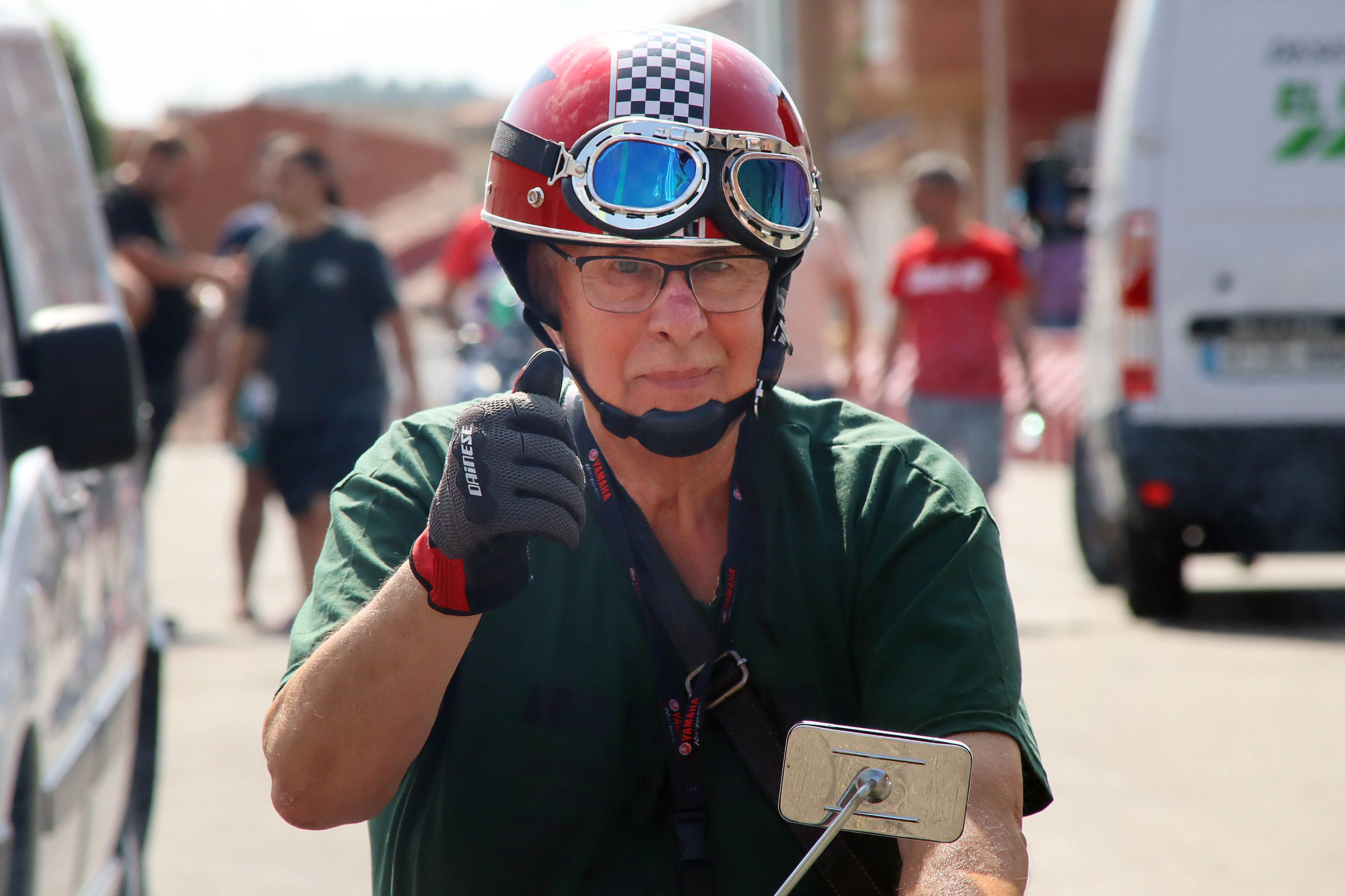 Un hombre con su casco en el Gran Premio de Velocidad de La Bañeza 2024. | PEIO GARCÍA (ICAL)