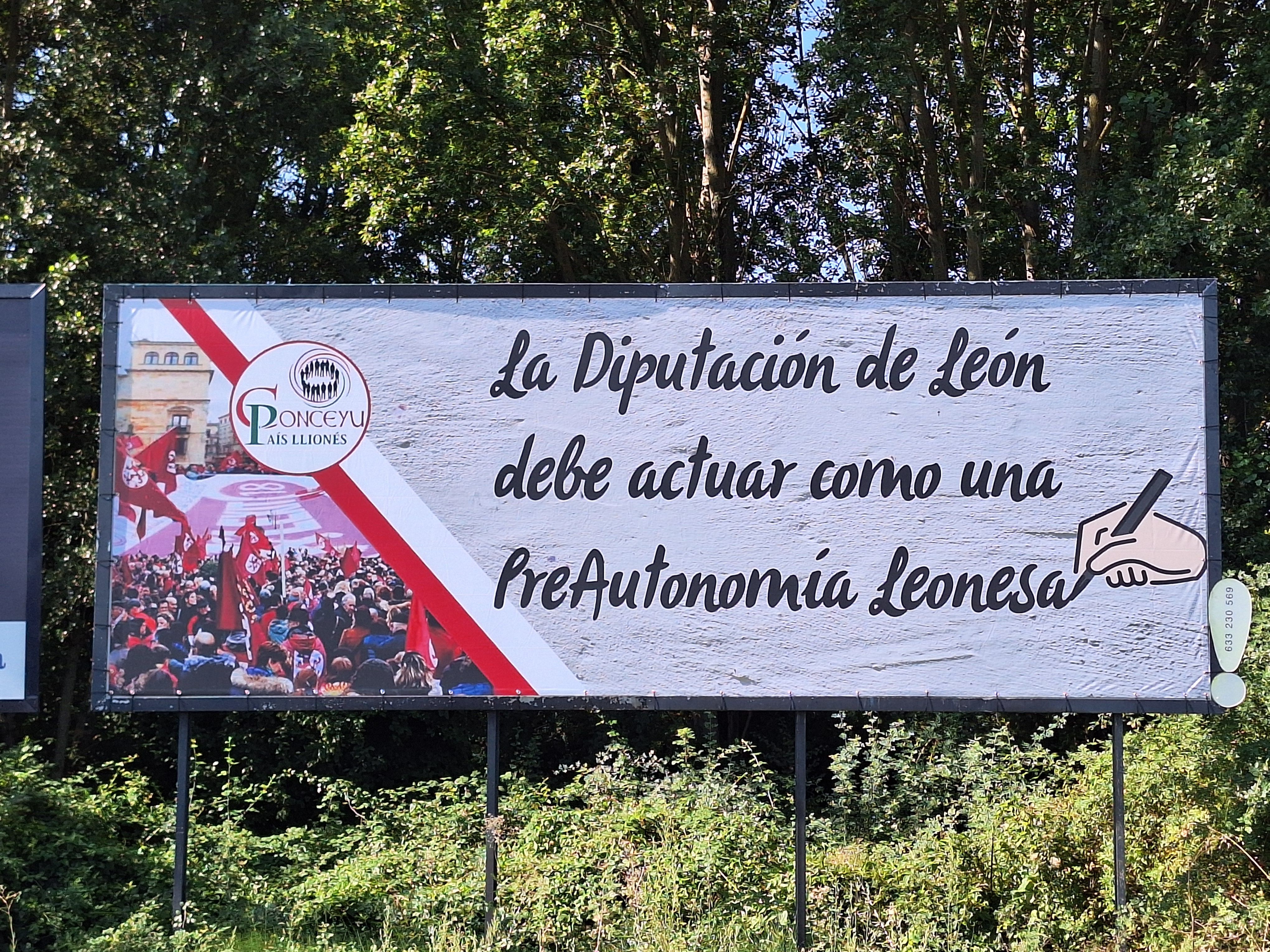 Valla publicitaria pidiendo actuar como preautonomía leonesa. | L.N.C.