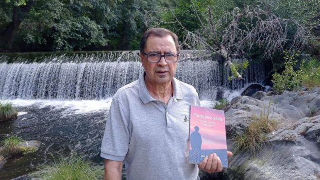 El asturiano José Manuel Roces, el autor de la novela sobre El bandolero de Omaña, en un rincón de Cabrera, Nogar, tierra en la que pasa largas temporadas