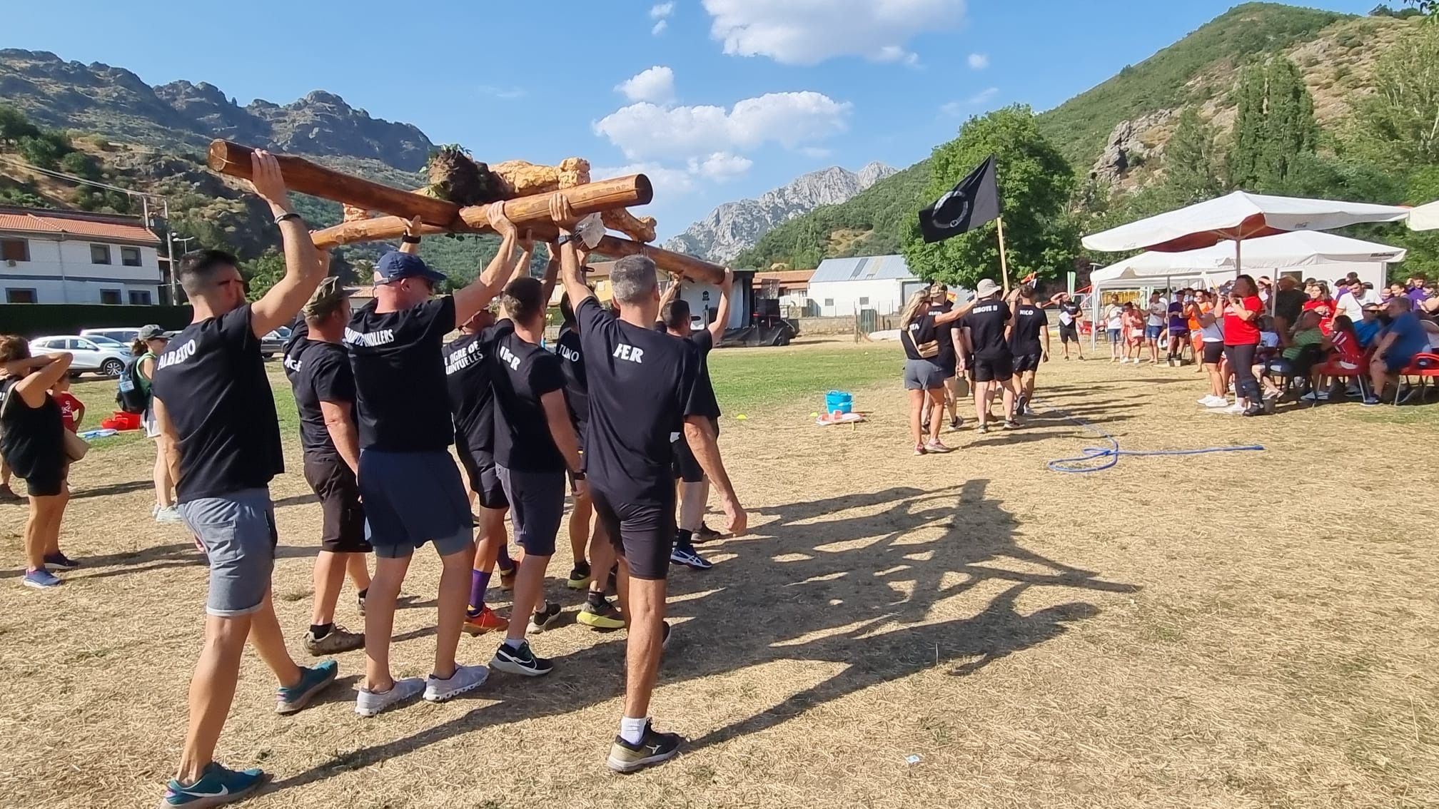 Uno de los equipos portando un cristo. | D.R.