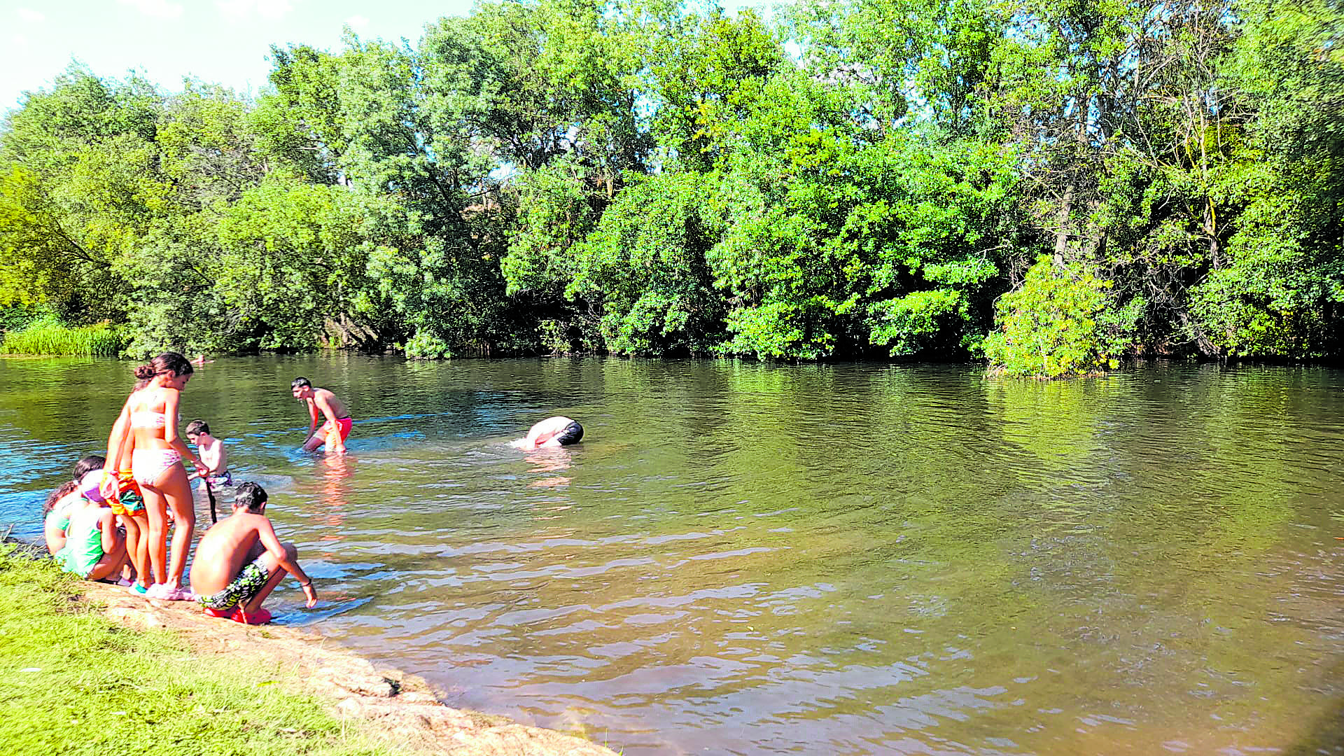 Excursión a la playa fluvial de la asociación La Atalaya. | L.N.C.