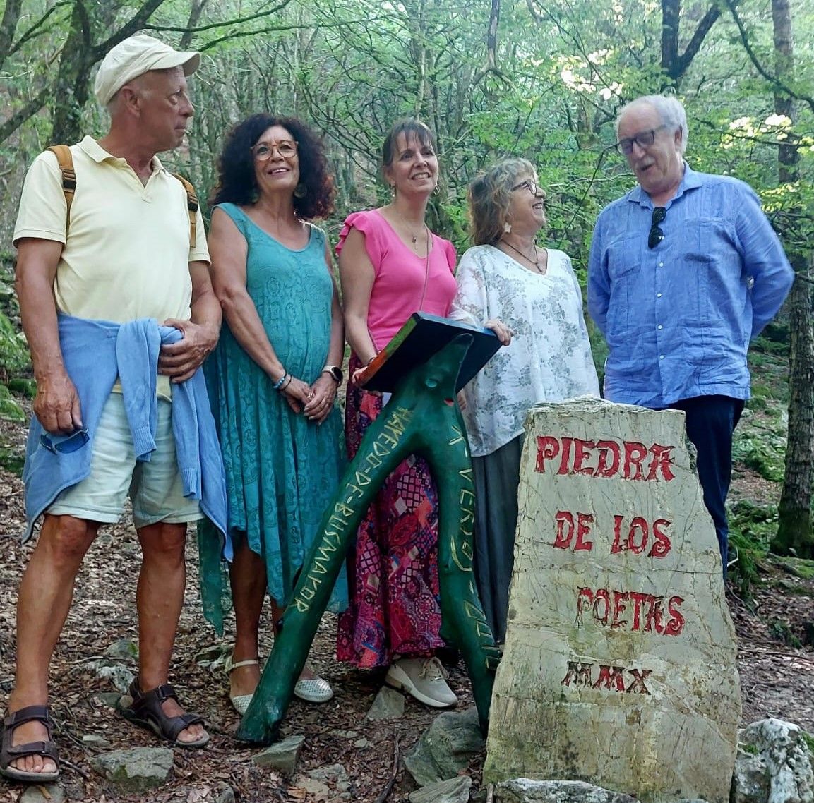 Foto de los escritores alrededor de la Piedra de los Poetas