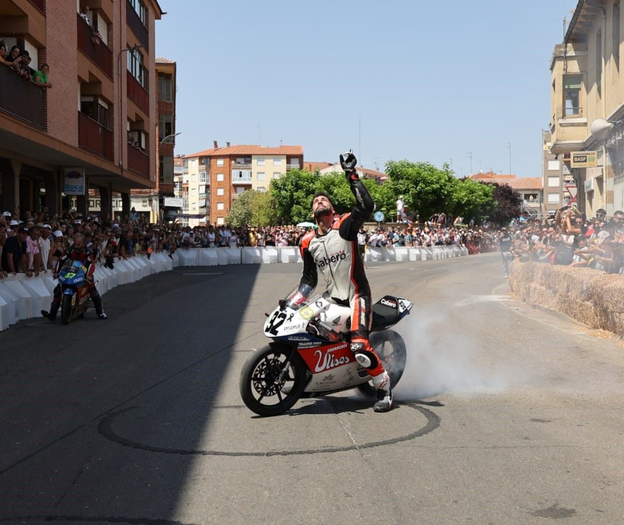 Foto homenaje al piloto fallecido en La Bañeza. | L.N.C.