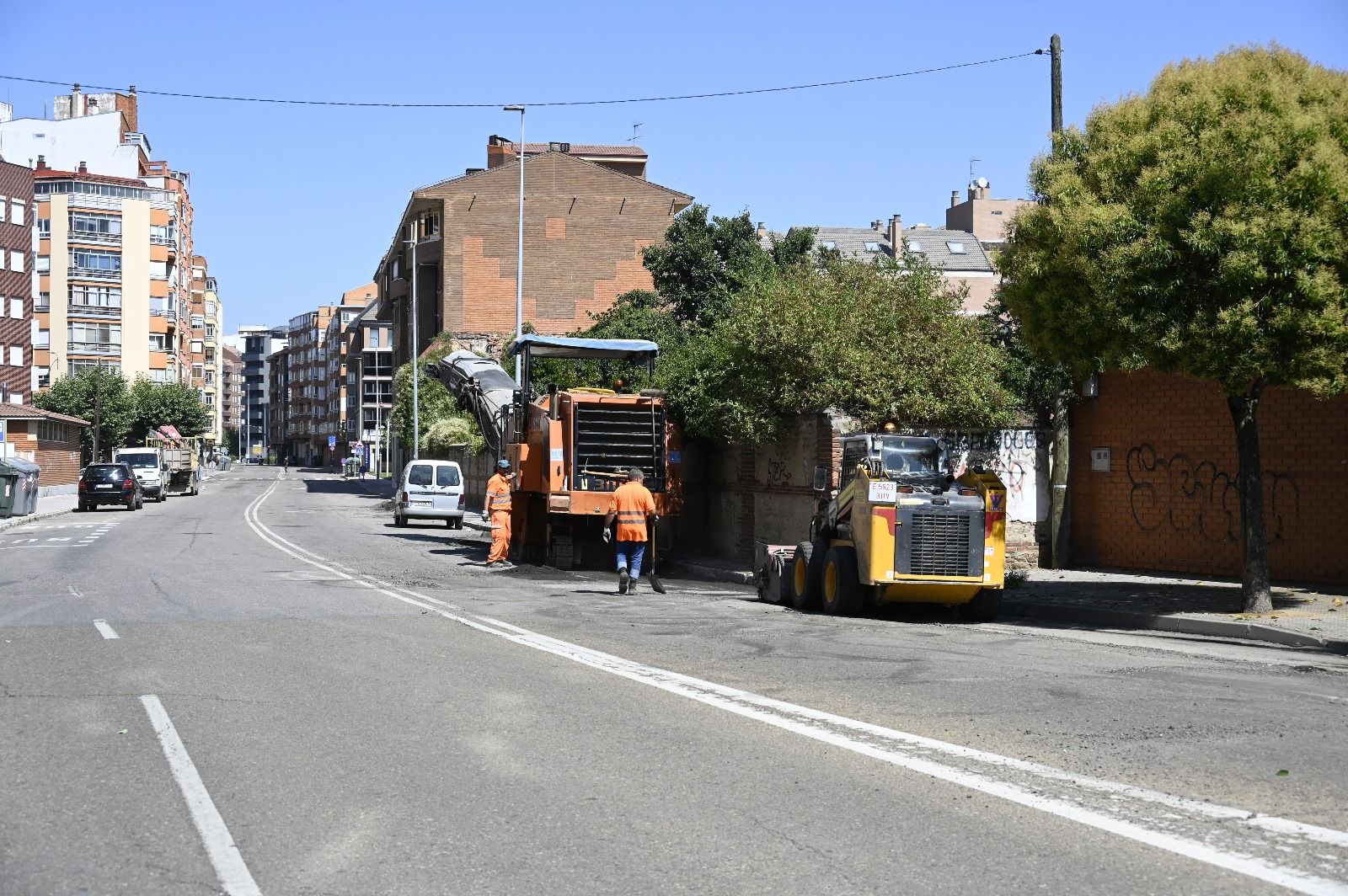 Trabajos de asfaltado en la avenida Alcalde Miguel Castaño, en una imagen de archivo. | SAÚL ARÉN