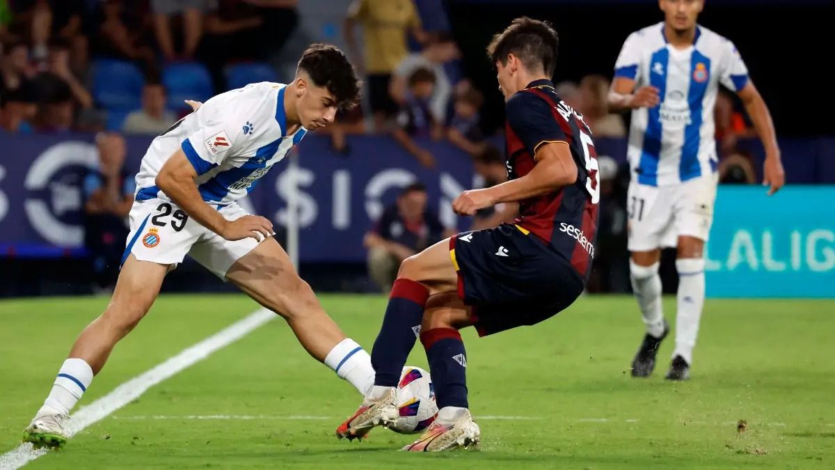 Antoniu Roca durante uno de los partidos que disputó en la Liga Hypermotion. | RCDE