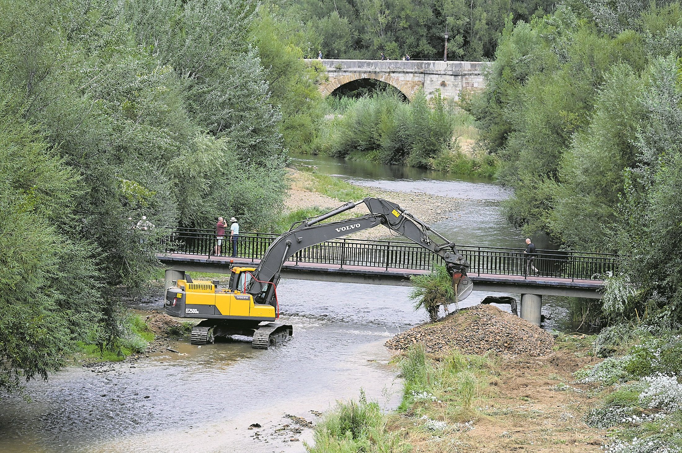 Operación de dragado del Bernesga. | SAÚL ARÉN