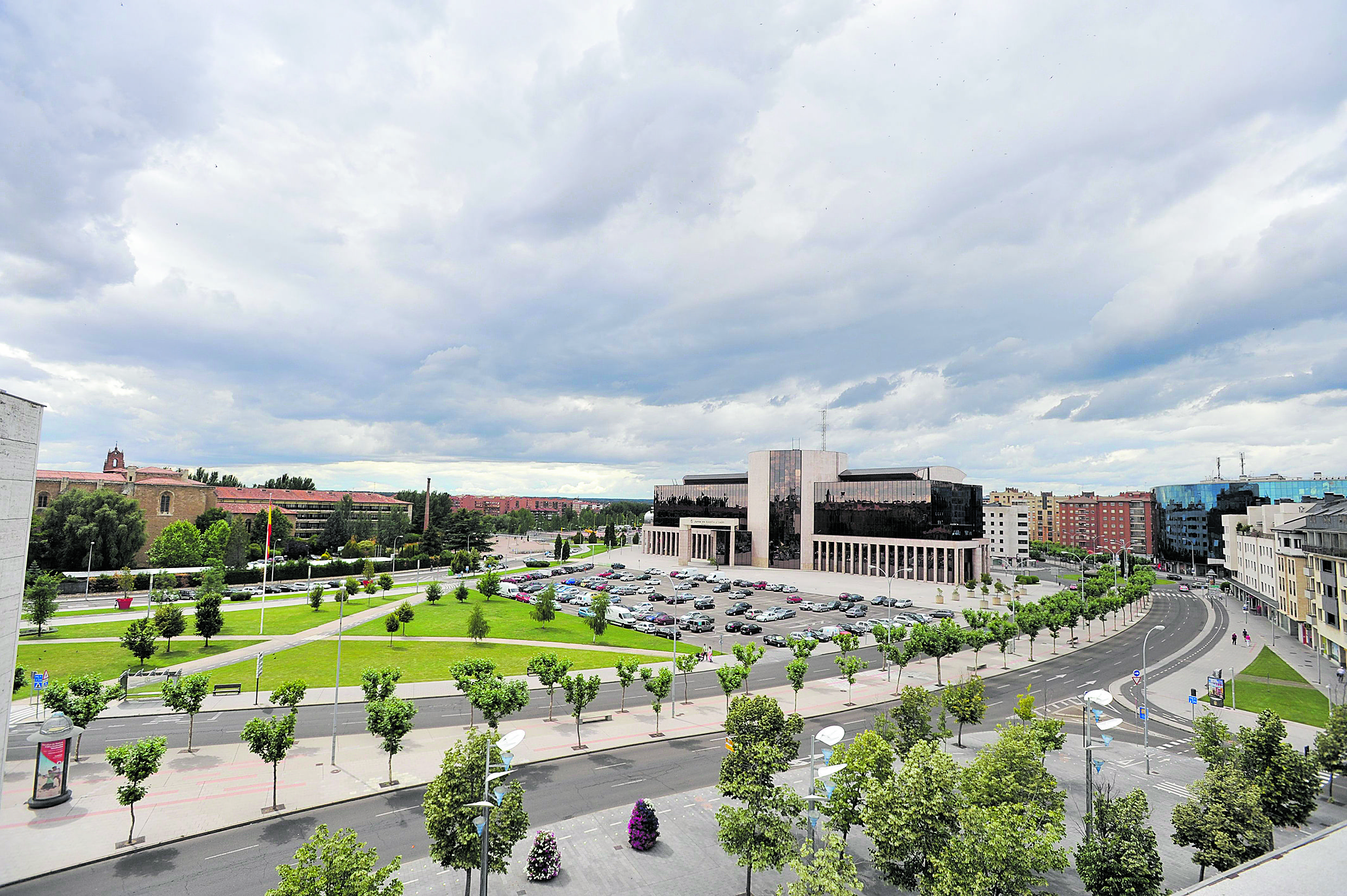 Imagen panorámica del edificio de la Delegación Territorial de la Junta en León. | DANIEL MARTÍN