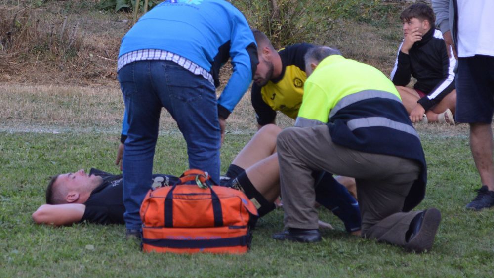 Tomasuco llevó la preocupación a la grada con el grito de dolor que coincidió con la caída que le daba la victoria. | SAÚL ARÉN