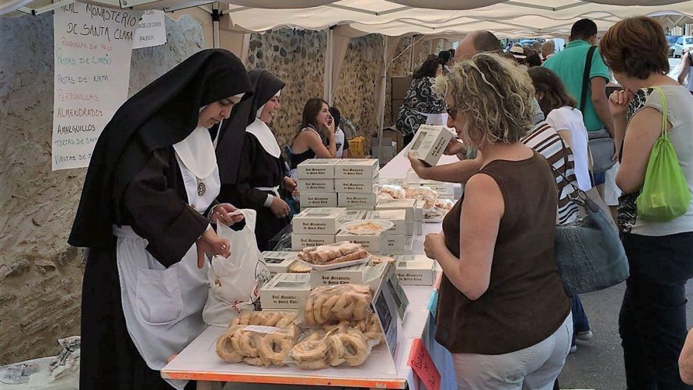 Rosquillas, mantecadas, hojaldres, coquitos, bernarditos, yemas o suspiros dan forma a esta feria. | L.N.C.