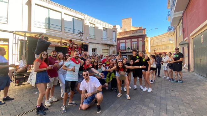 Un instante del I Vermut Torero celebrado ayer por las peñas. | L.N.C.