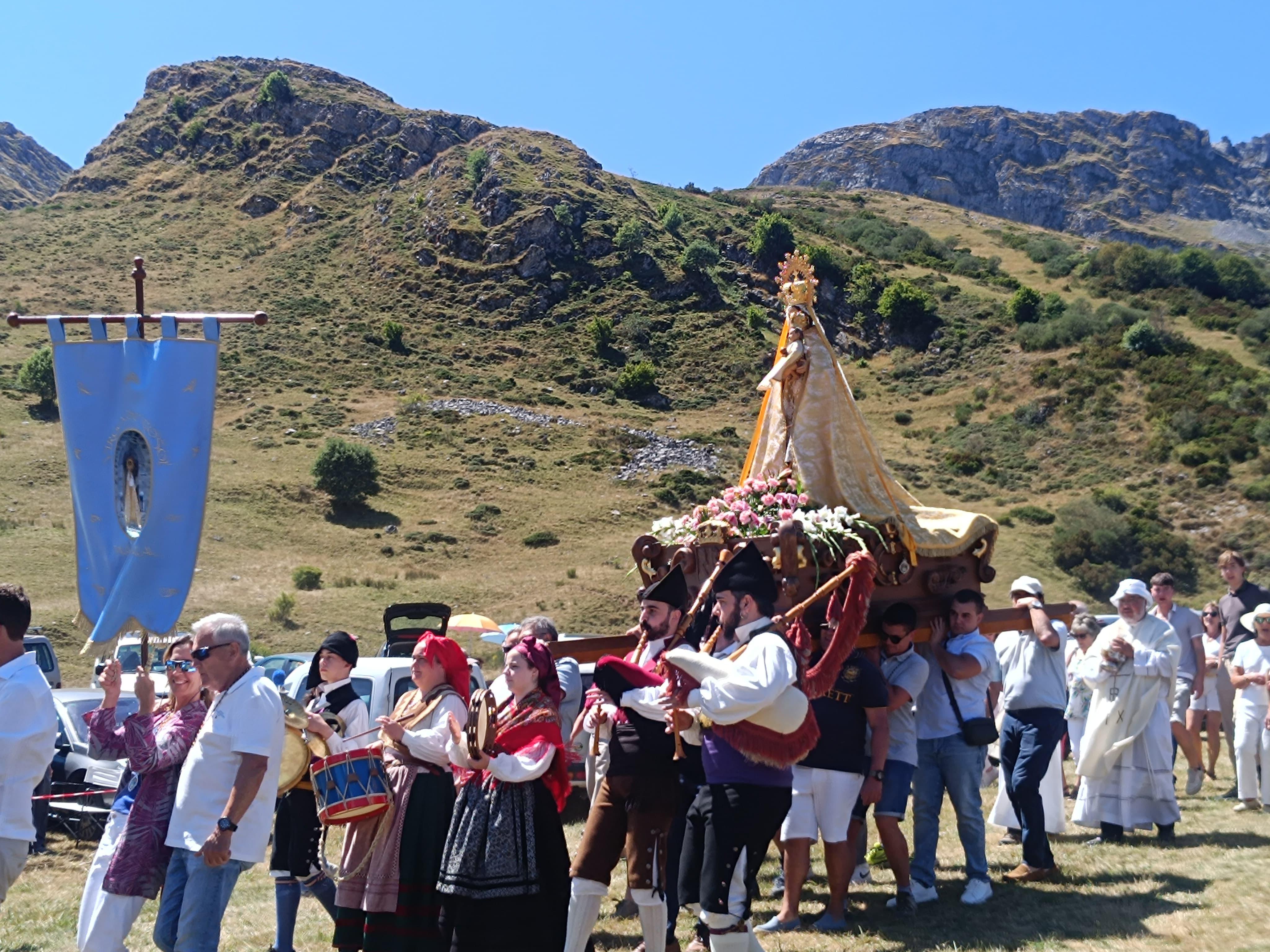 La romería de Riosol en Maraña es una de las multitudinarias. | CRISTINA JIMÉNEZ