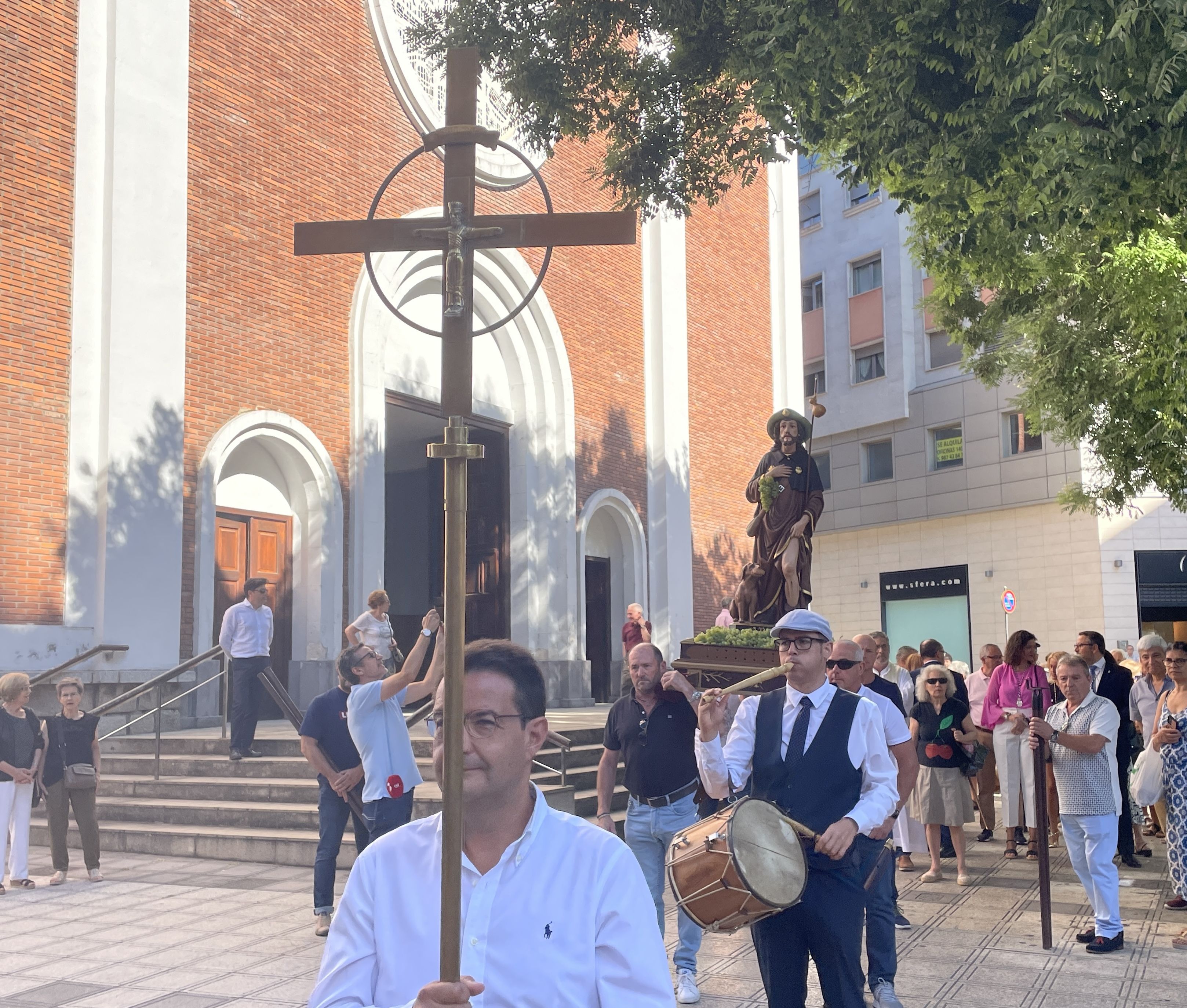 Inicio de la procesión en la Iglesia de San Pedro. | JAVIER FERNÁNDEZ