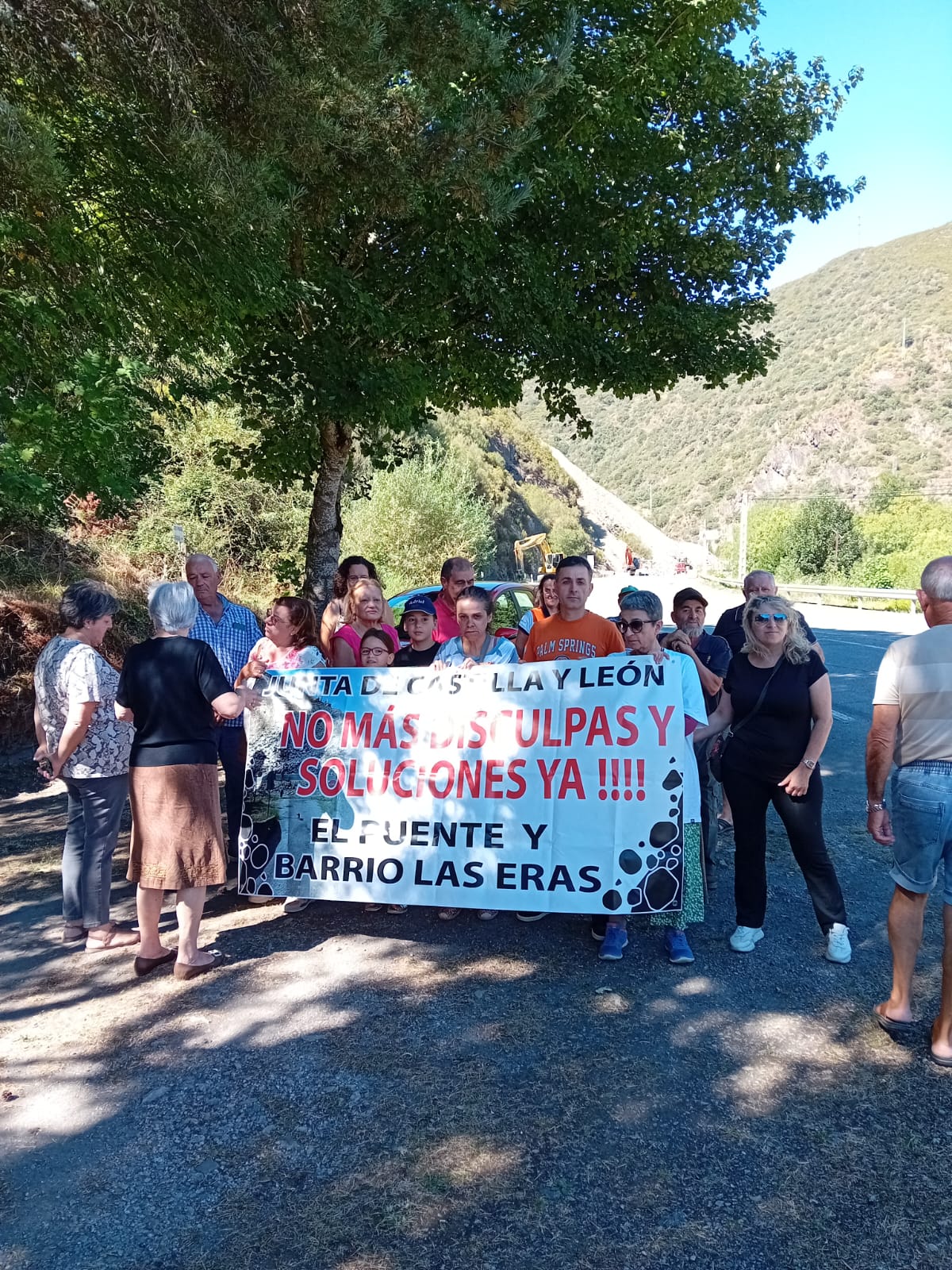 Nueva manifestación de los vecinos del Barrio de Las Eras y Puente Romano, en Páramo del Sil.