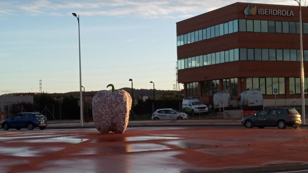 Una imagen de la escultura que ha aparecido en el entorno de la Universidad. | L.N.C.