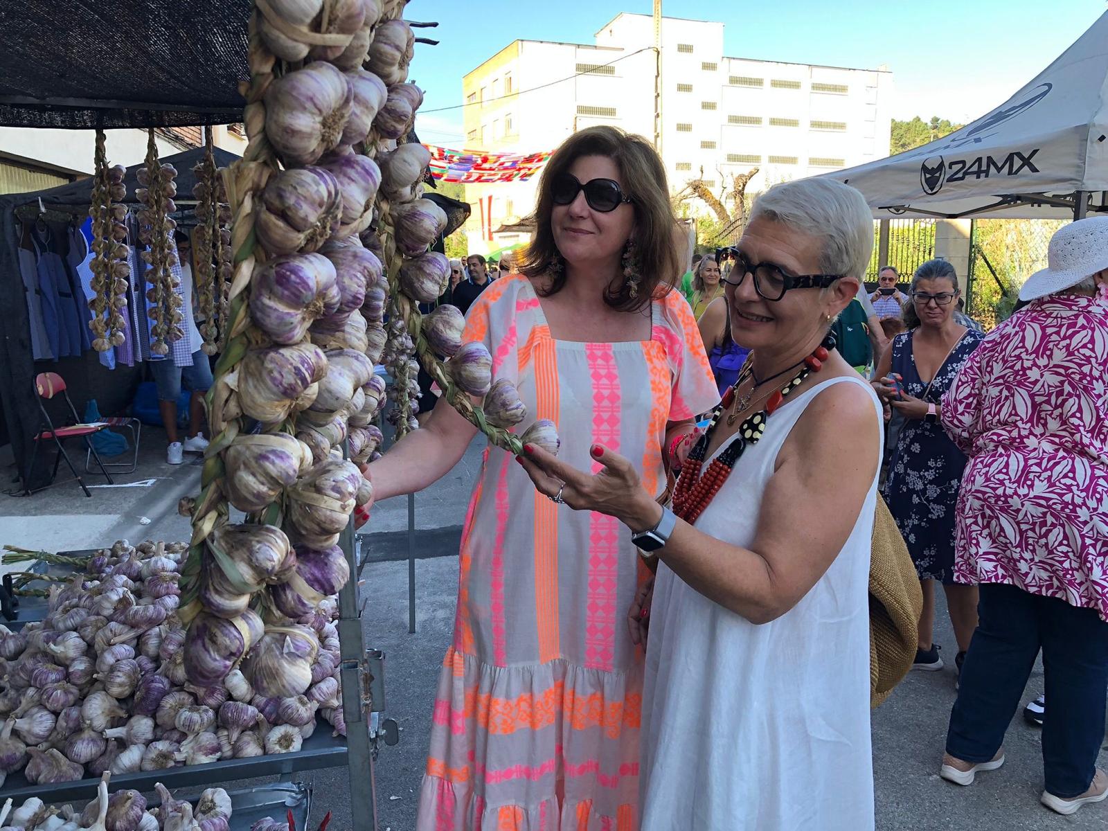 La mantenedora y la pedánea comprando ajos durante la feria. 