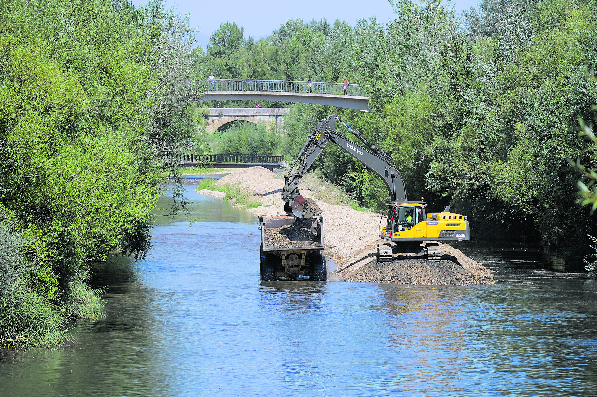 Los trabajos de limpieza del río Bernesga en la capital continuaron durante este lunes, en el que se incorporó más maquinaria. | MAURICIO PEÑA