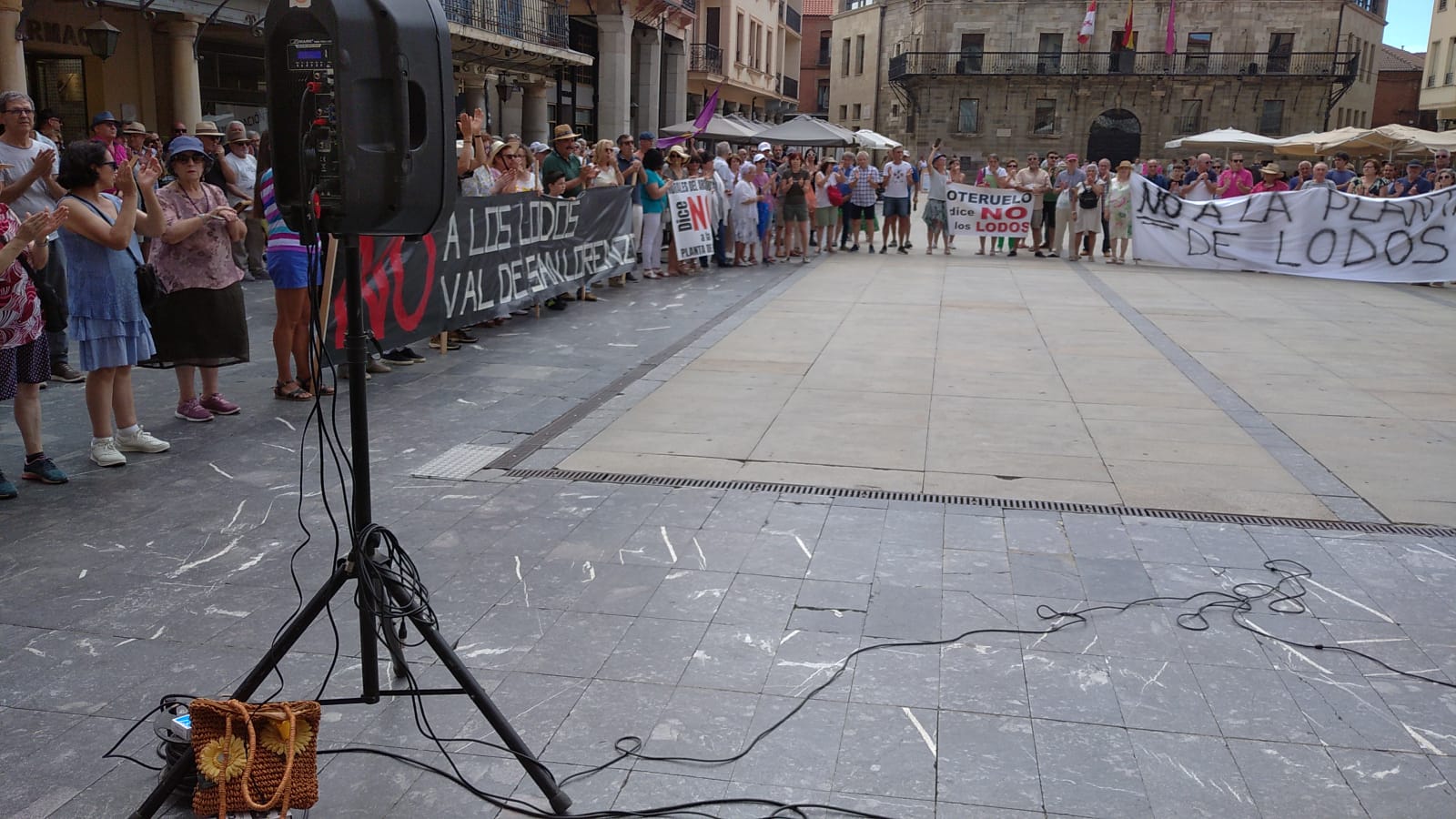 Un momento de una nueva concentración vecinal en Astorga, la sexta, contra la planta de lodos que quiere instalarse en Piedralba.  LNC