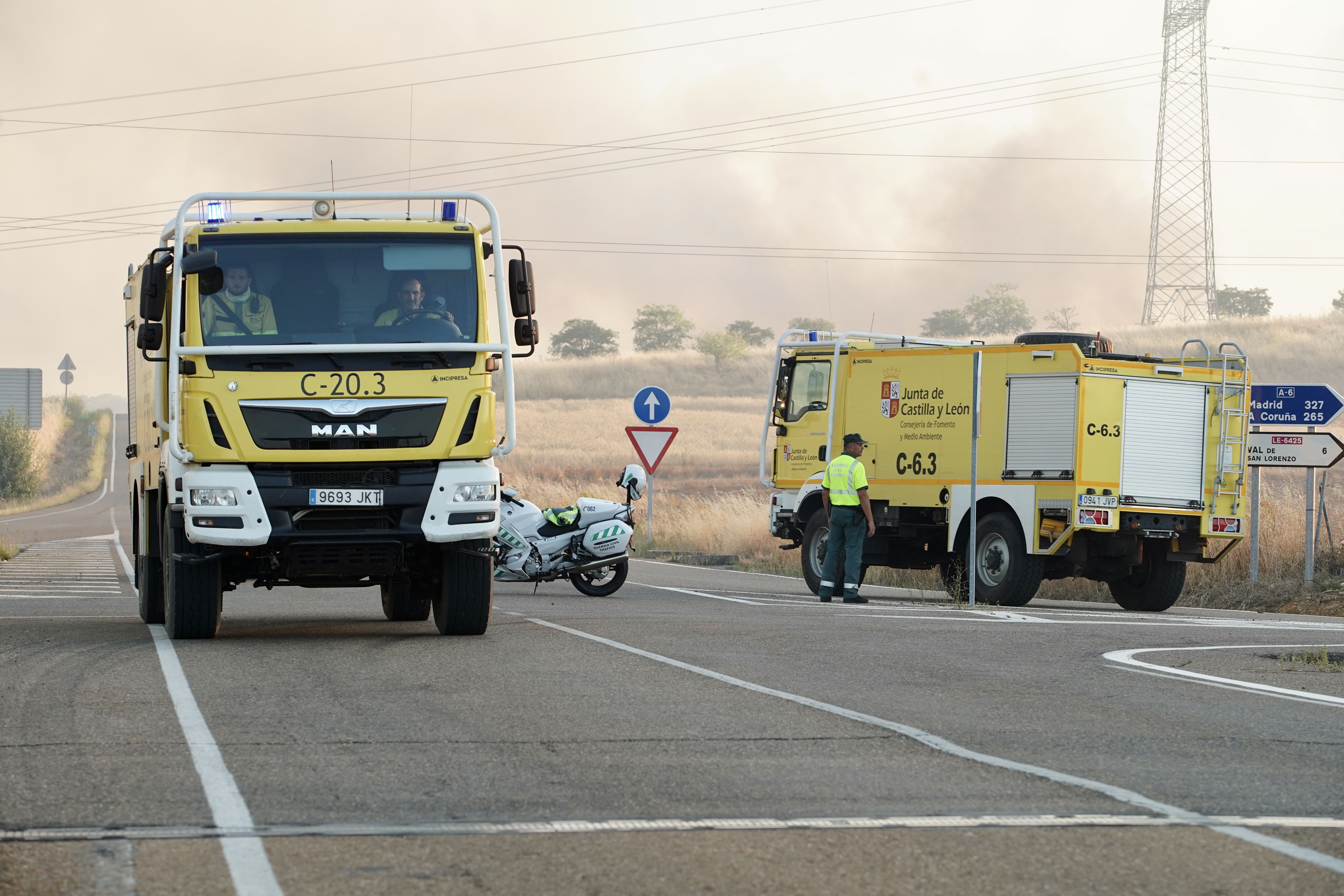 Carretera cortada por el incendio. | CAMPILLO (ICAL)