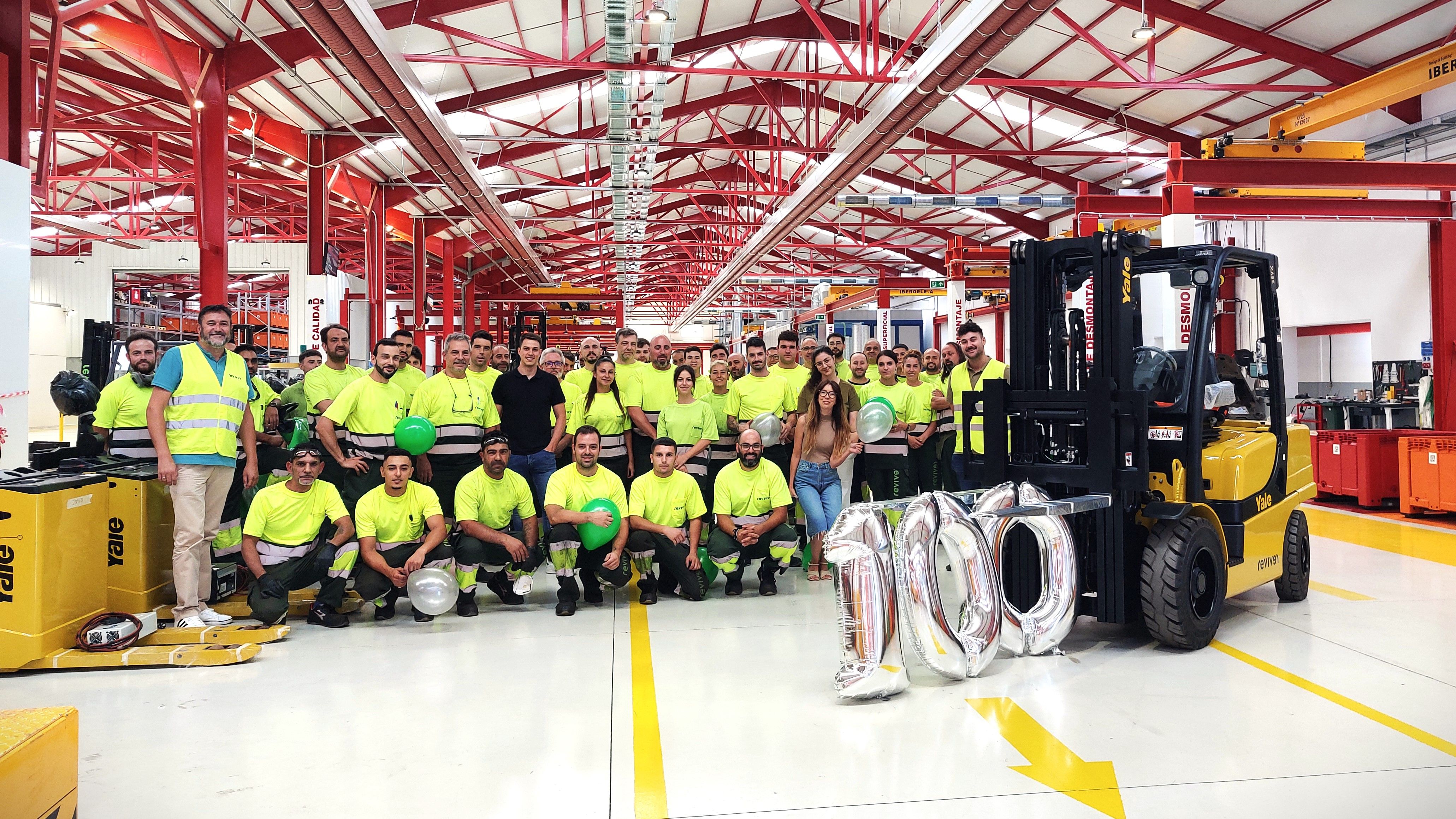 Foto de familia de los trabajadores de Reviver, en Villacé, celebrando las 100 máquinas refabricadas. | L.N.C.