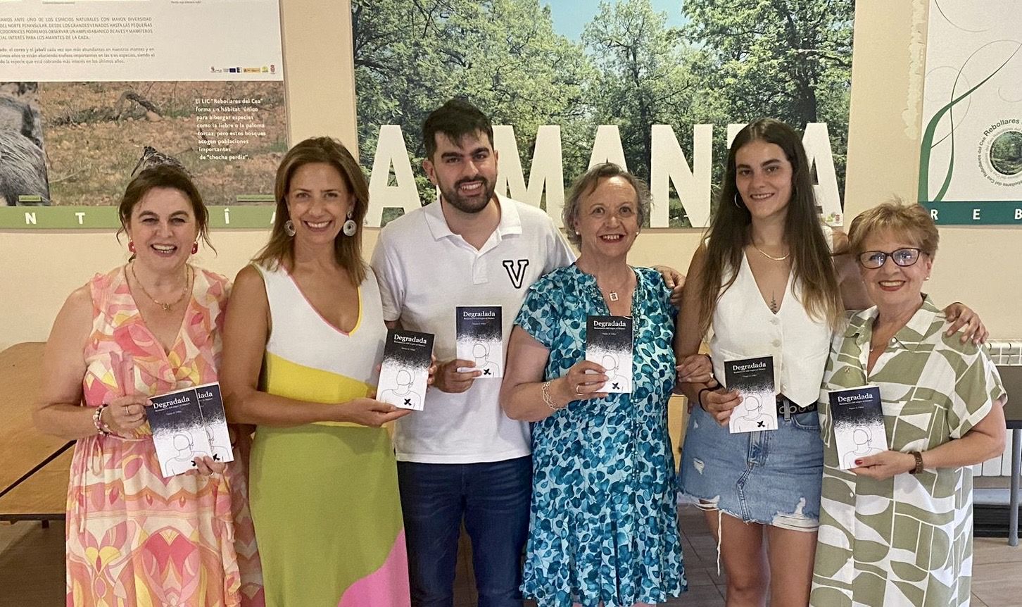 El autor junto a Ruth Salas, hija de Belén Vélez, y otras integrantes de Almom en la presentación del poemario.