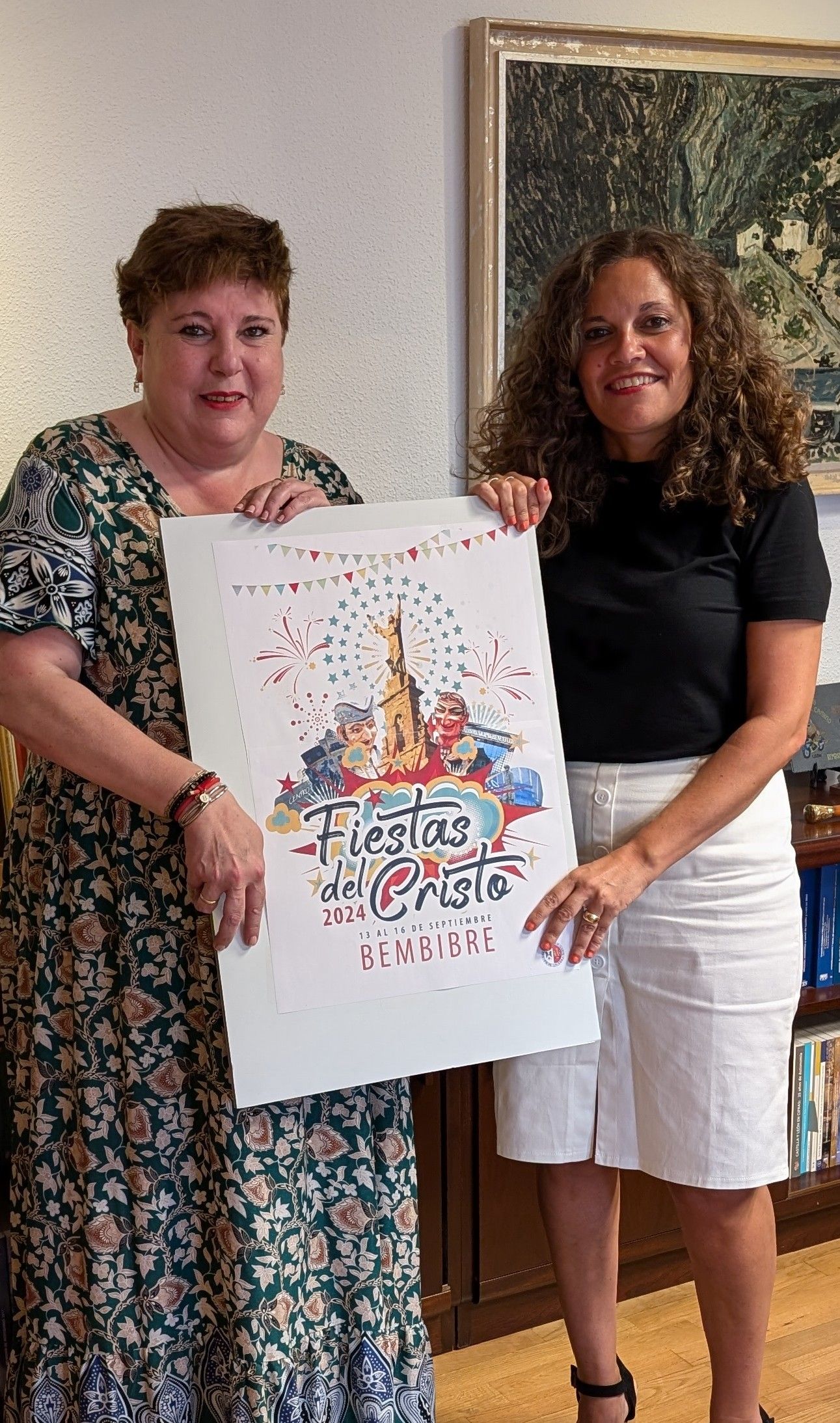 Foto de la concejala de Fiestas y de la alcaldesa con el cartel elegido.