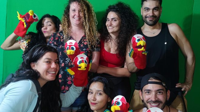 Los profesores de la academia con el loro Pepe, la mascota de la compañía. | L.N.C.